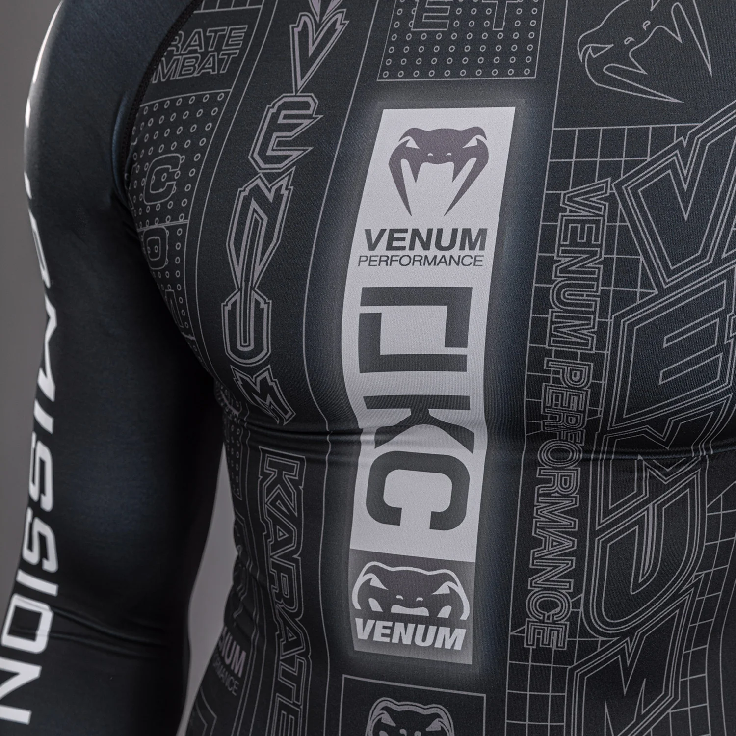 Karate Combat by Venum Rashguard Manga Larga – Negro/Gris - Image 5