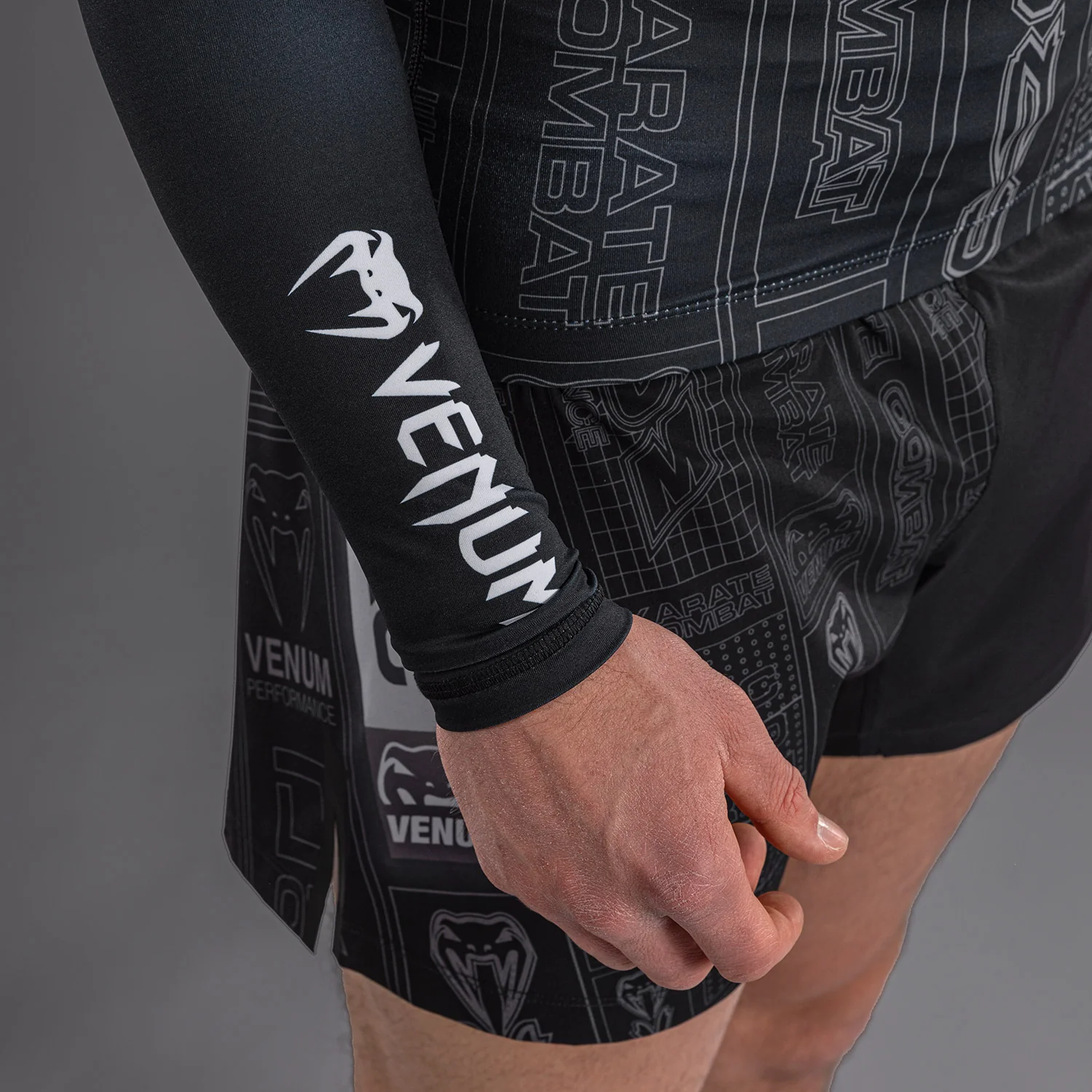 Karate Combat by Venum Rashguard Manga Larga – Negro/Gris - Image 6