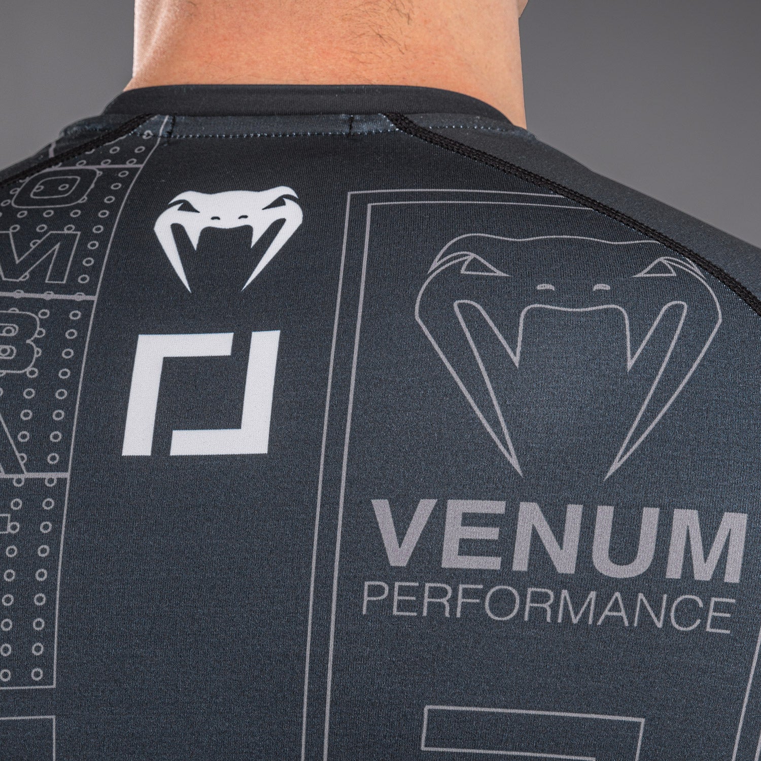 Karate Combat by Venum Rashguard Manga Larga – Negro/Gris - Image 7