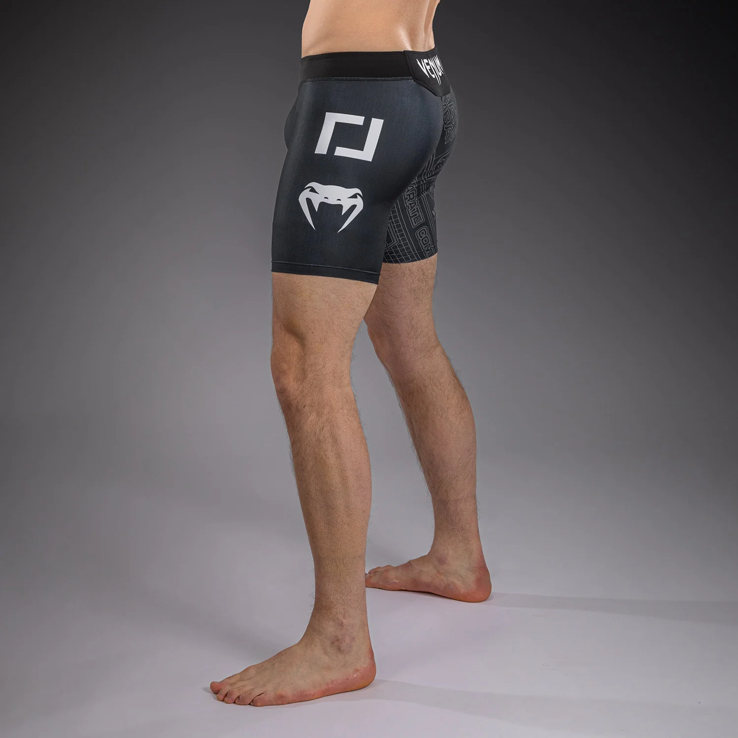 Karate Combat by Venum Short de Compresión – Negro/Gris - Image 3