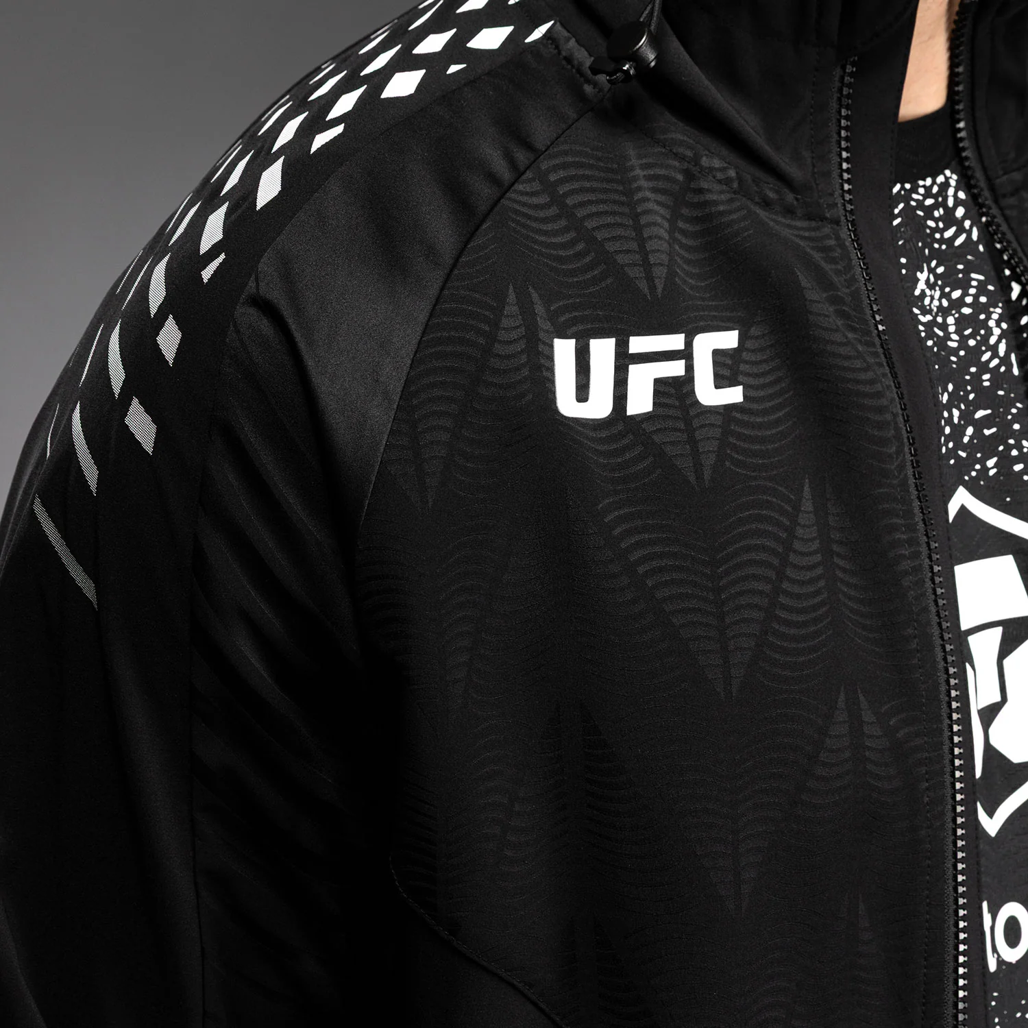 UFC Zenith by Venum Authentic Fight Night Sudadera de walkout Hombre Personalizado - Negro - Image 8
