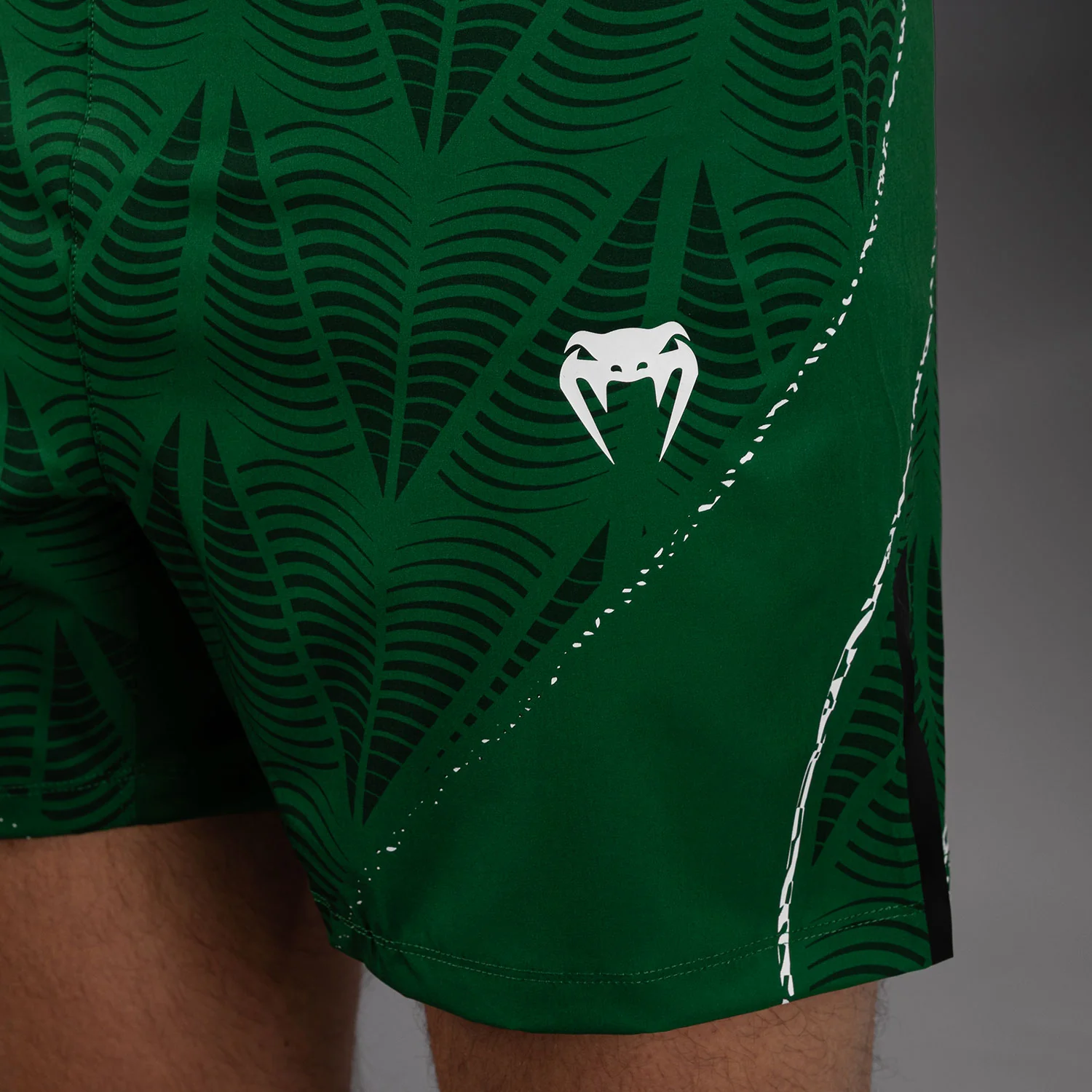 UFC Zenith by Venum Authentic Fight Night Short de pelea ajuste corto Hombre Personalizado - Verde - Image 6