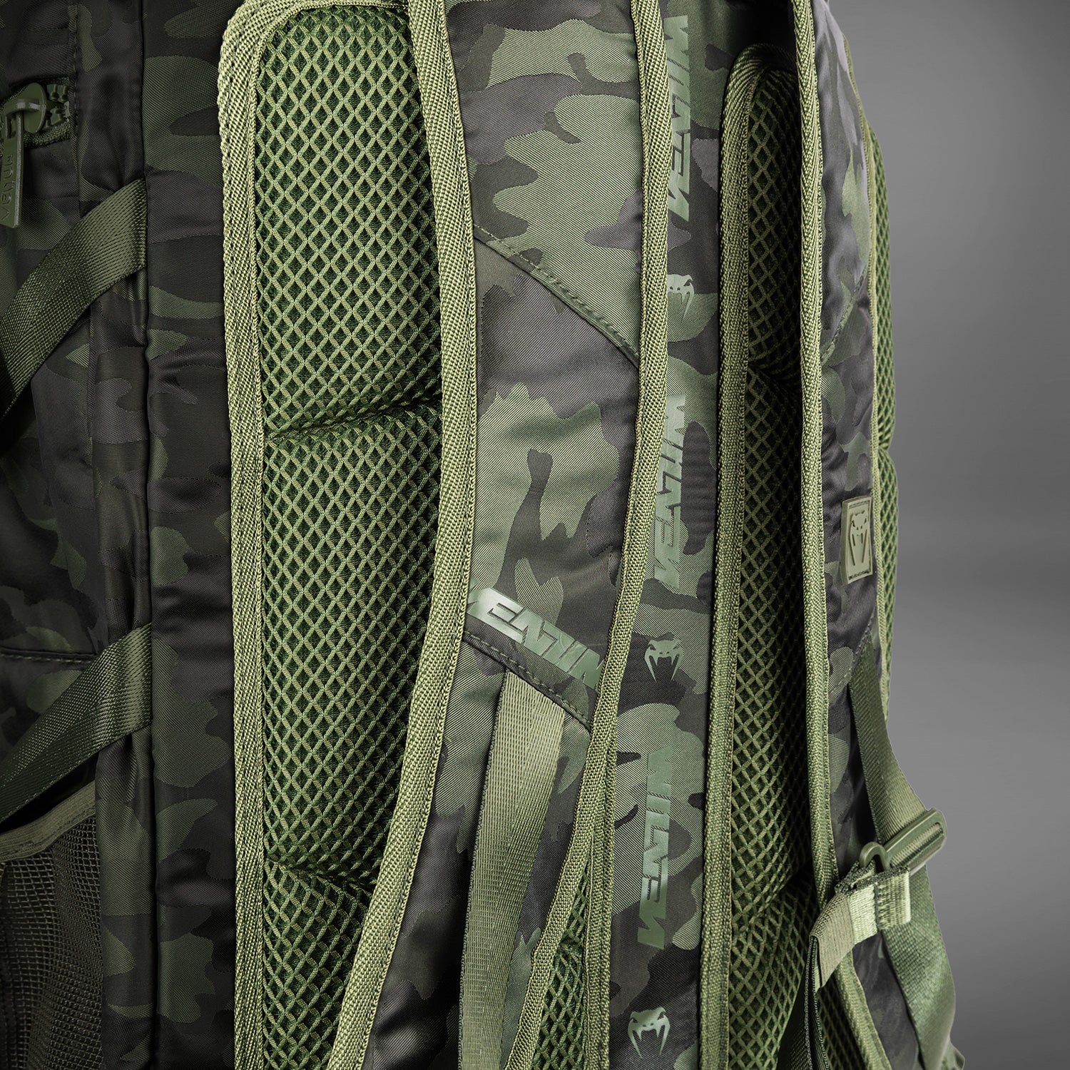 Venum Challenger Xtrem Mochila (50-63L) – Caqui/Camo - Image 4