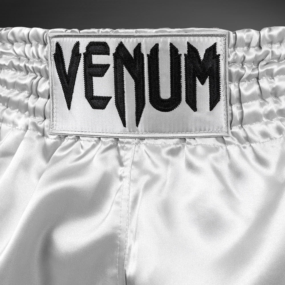 Pantalones Cortos de Boxeo Tailandés Venum Classic Plata/Negro - Image 4