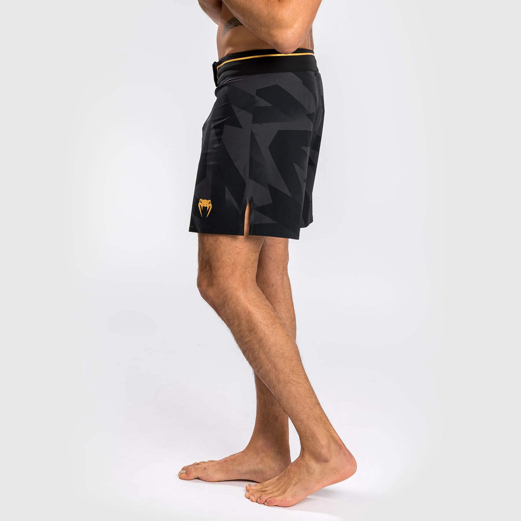 Pantalones Cortos de MMA Venum Razor - Negro/Oro - Image 2