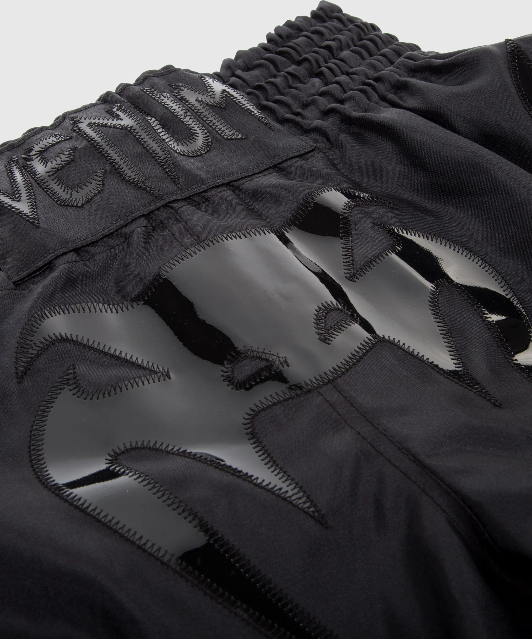 Pantalones Cortos de Muay Thai Venum Bangkok Inferno - Mate/Negro - Image 3