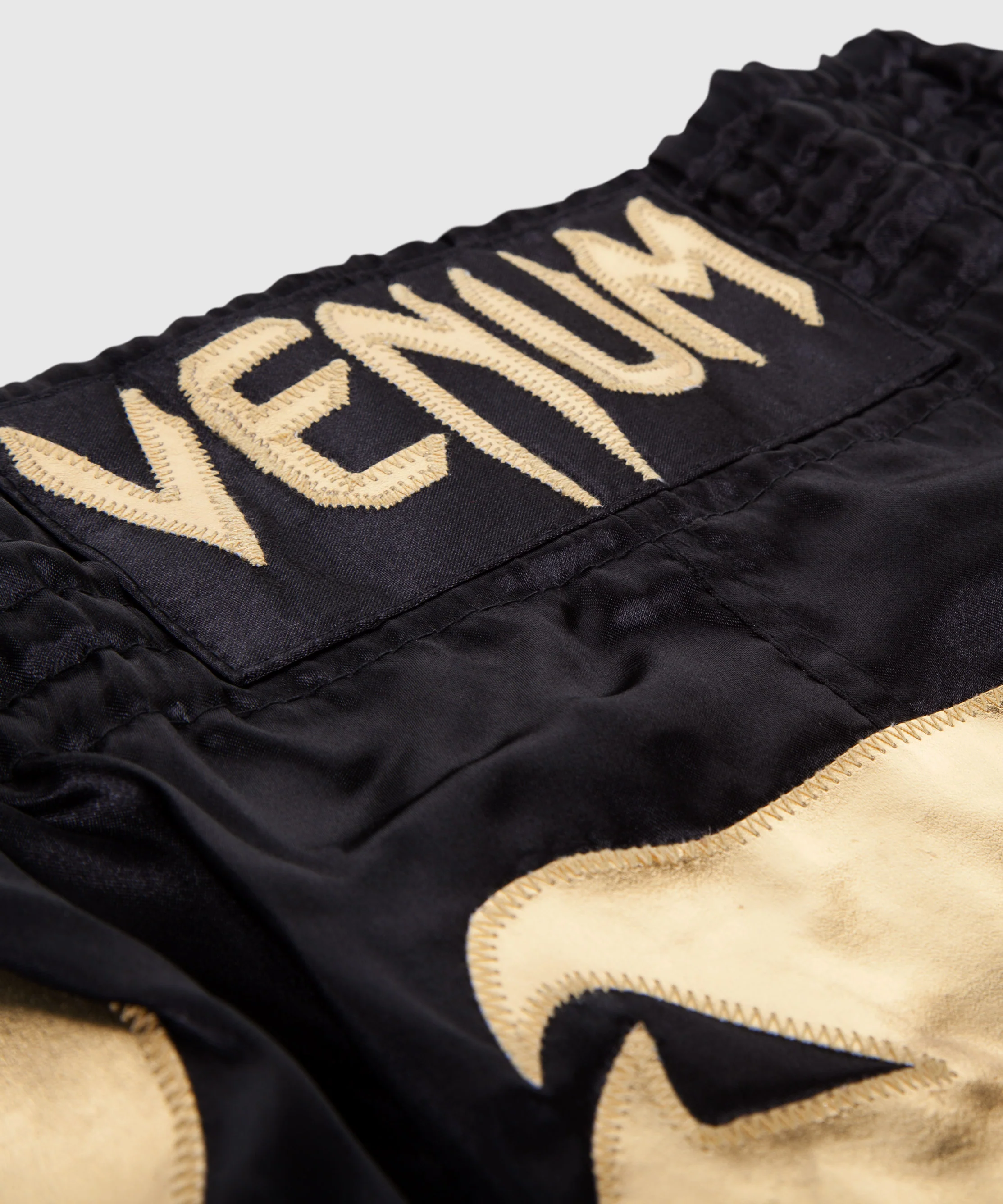 Pantalones Cortos de Muay Thai Venum Bangkok Inferno - Negro/Oro - Image 4