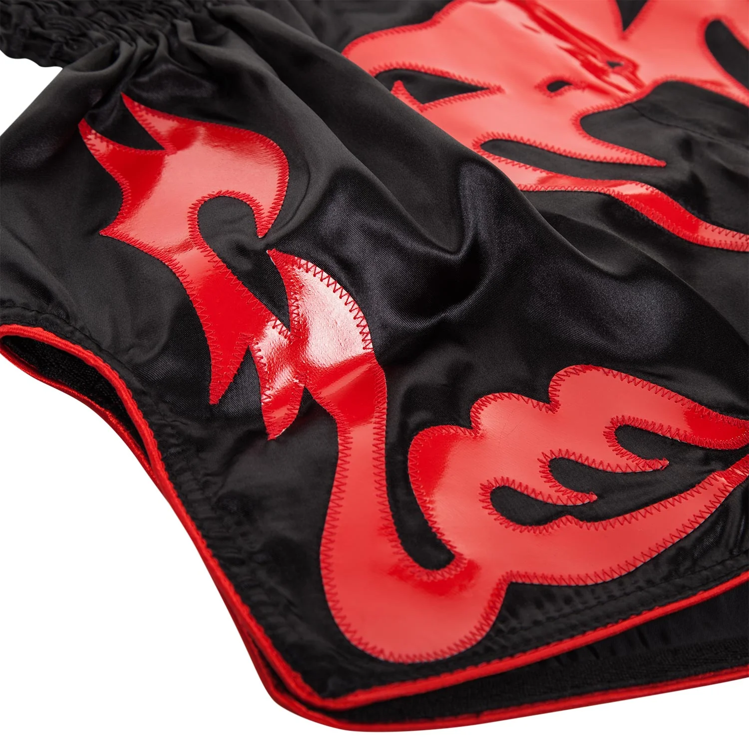 Pantalones Cortos de Muay Thai Venum Bangkok Inferno - Negro/Rojo - Image 3