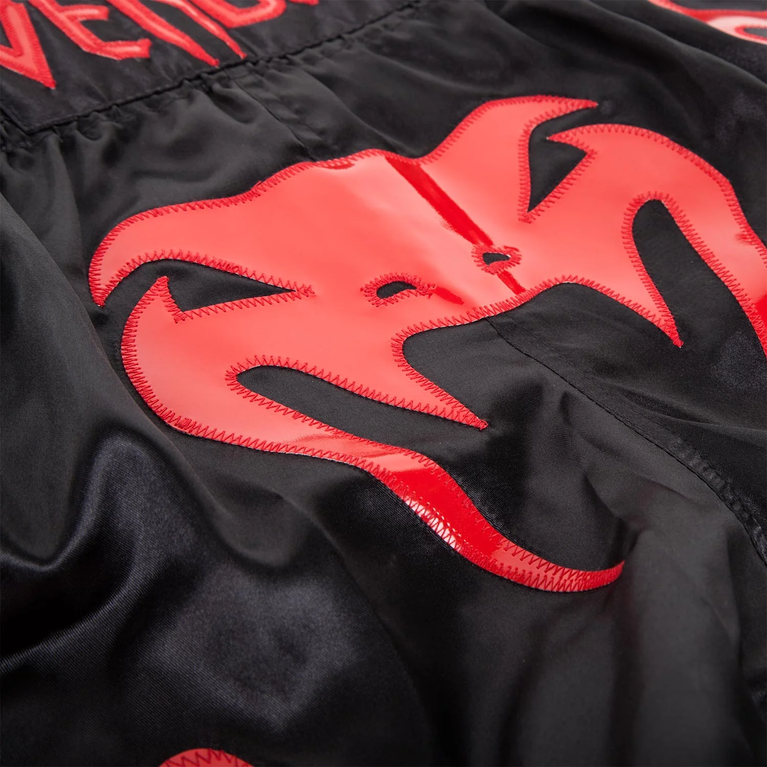 Pantalones Cortos de Muay Thai Venum Bangkok Inferno - Negro/Rojo - Image 4