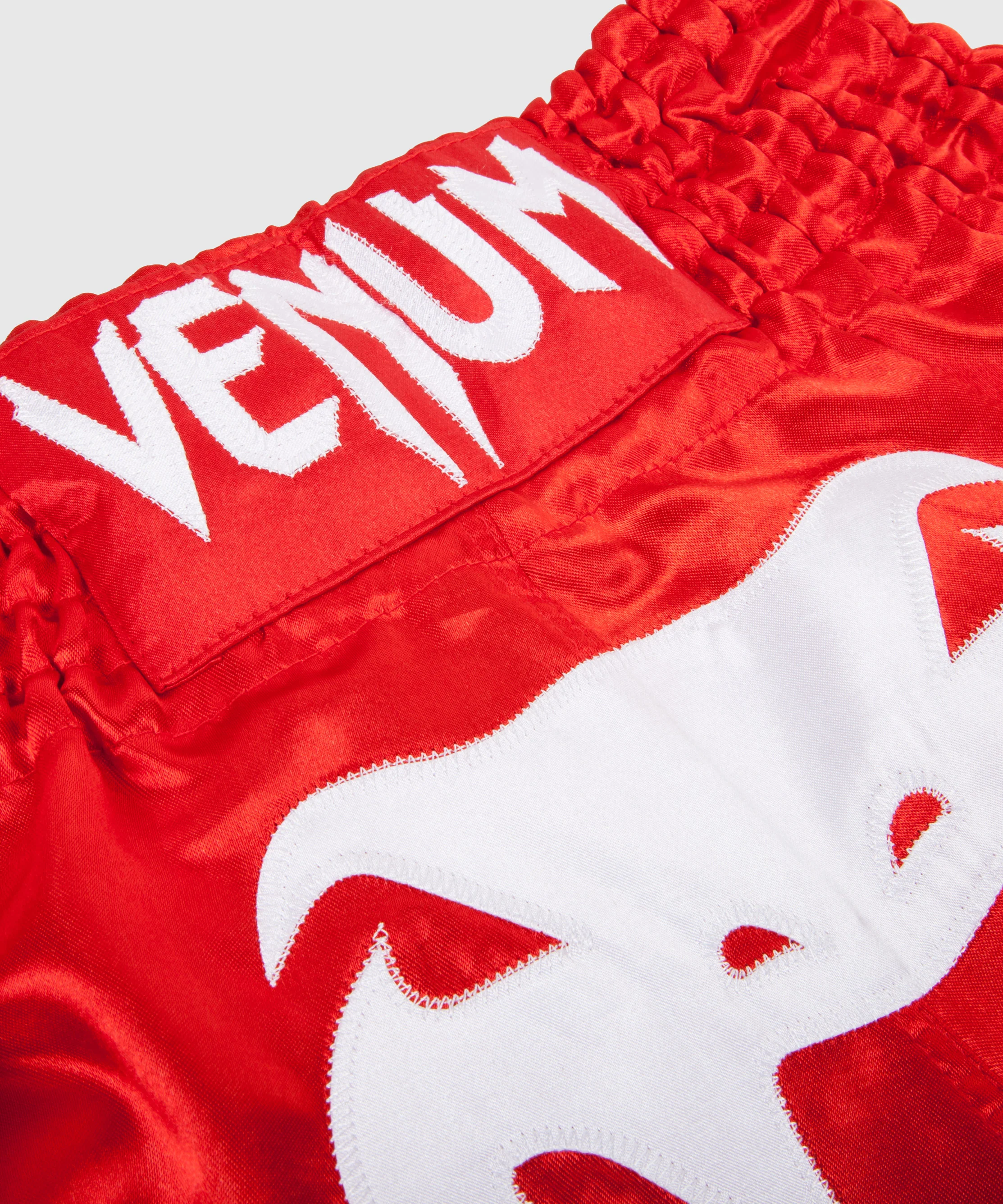 Pantalones Cortos de Muay Thai Venum Bangkok Inferno  - Rojo/Hielo - Image 3