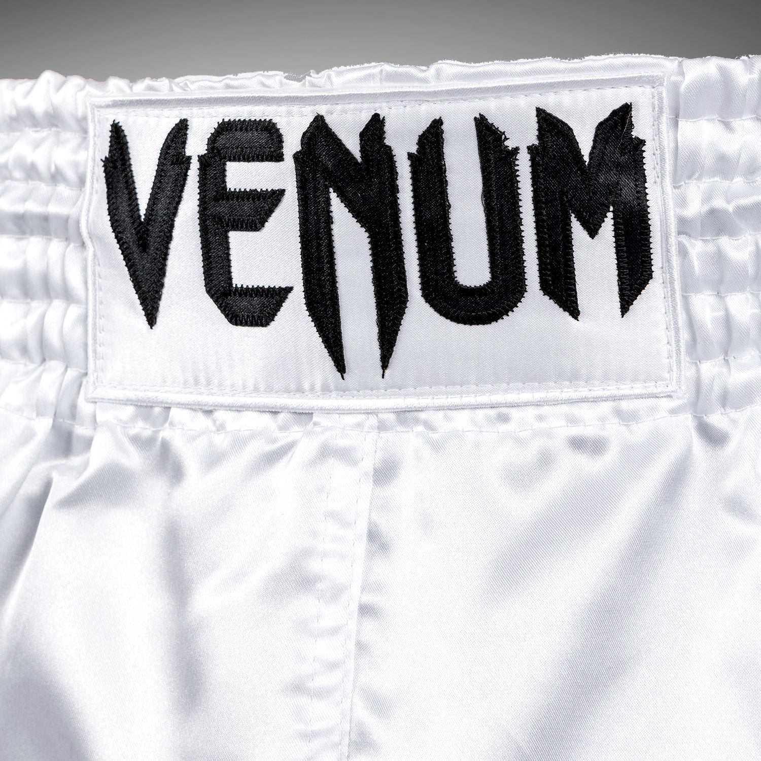 Pantalones Cortos de Muay Thai Venum Classic - Blanco/Negro - Image 4