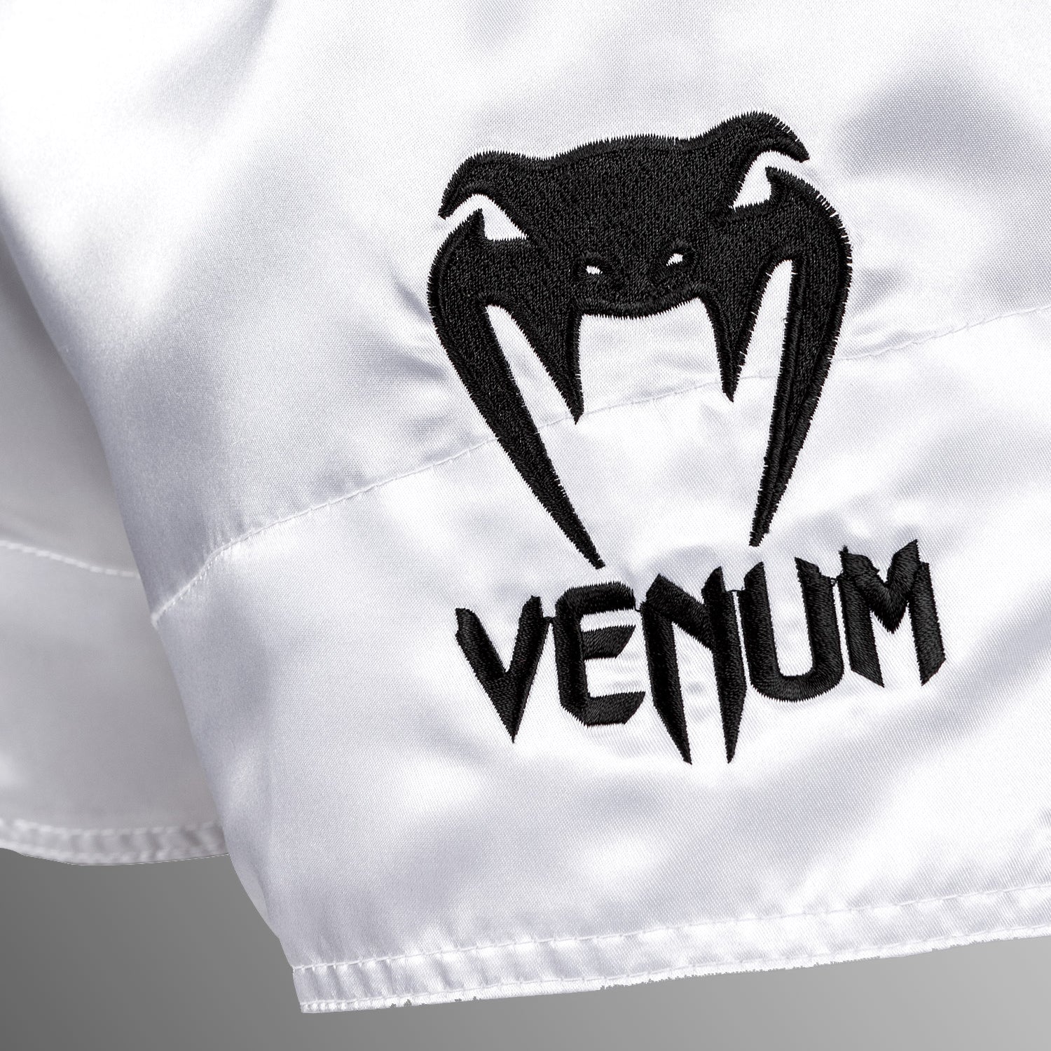 Pantalones Cortos de Muay Thai Venum Classic - Blanco/Negro - Image 5