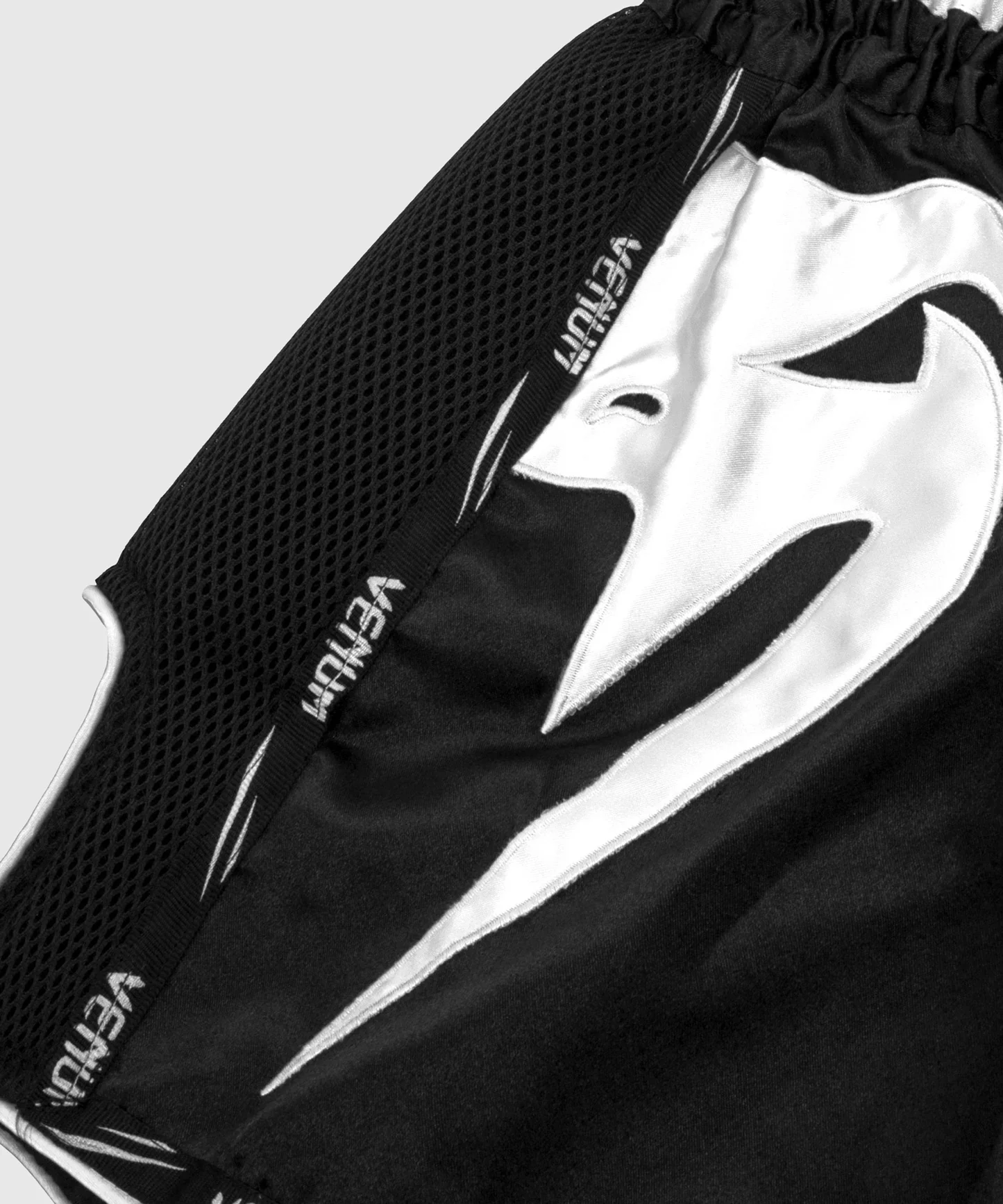 Pantalones Cortos de Muay Thai Venum Giant - Negro/Blanco - Image 3