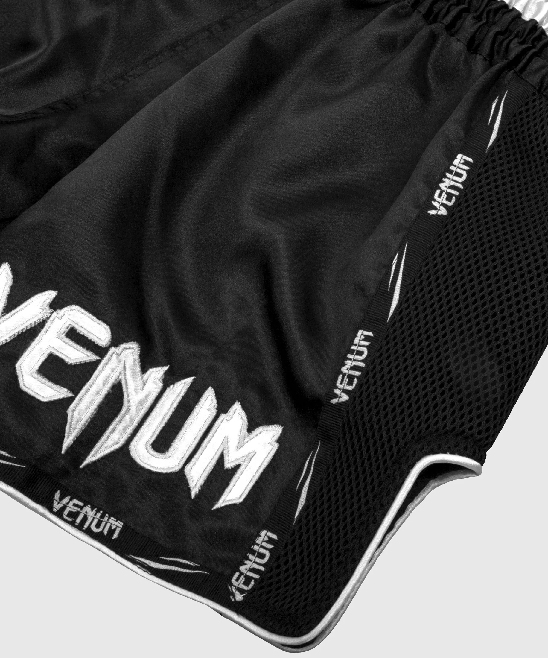 Pantalones Cortos de Muay Thai Venum Giant - Negro/Blanco - Image 4