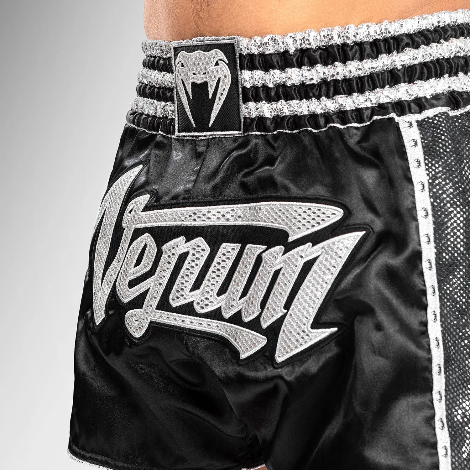 Pantalones Cortos Muay Thai Venum Absolute 2.0 - Negro/Plata - Image 5