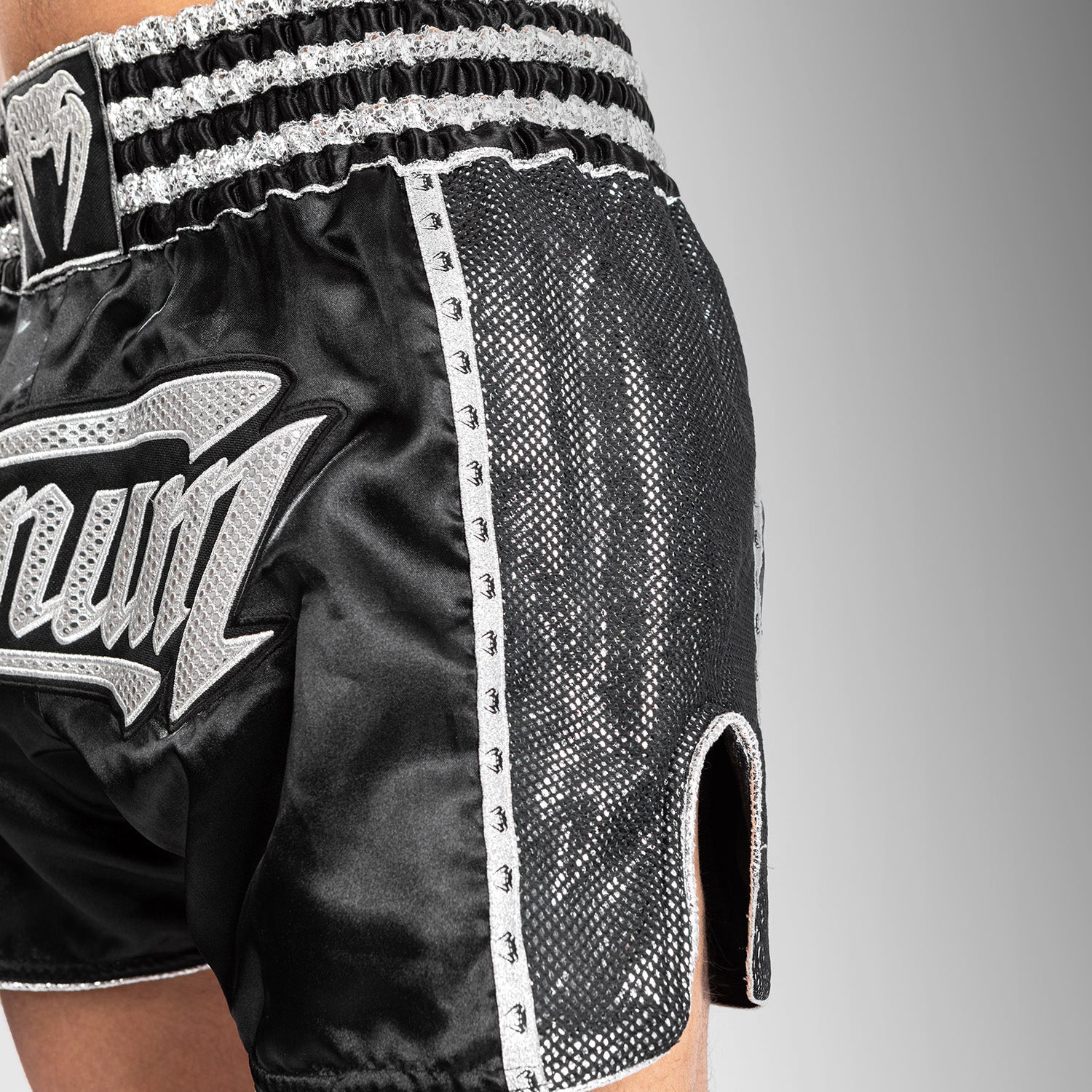 Pantalones Cortos Muay Thai Venum Absolute 2.0 - Negro/Plata - Image 6