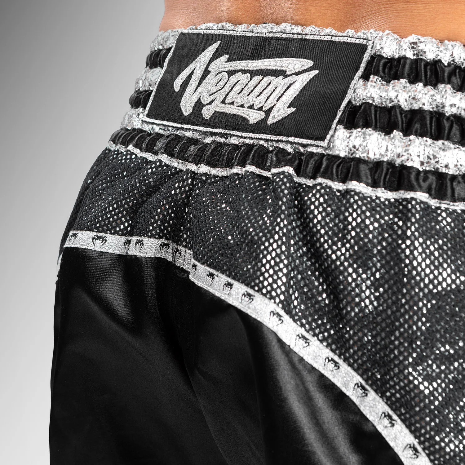 Pantalones Cortos Muay Thai Venum Absolute 2.0 - Negro/Plata - Image 7