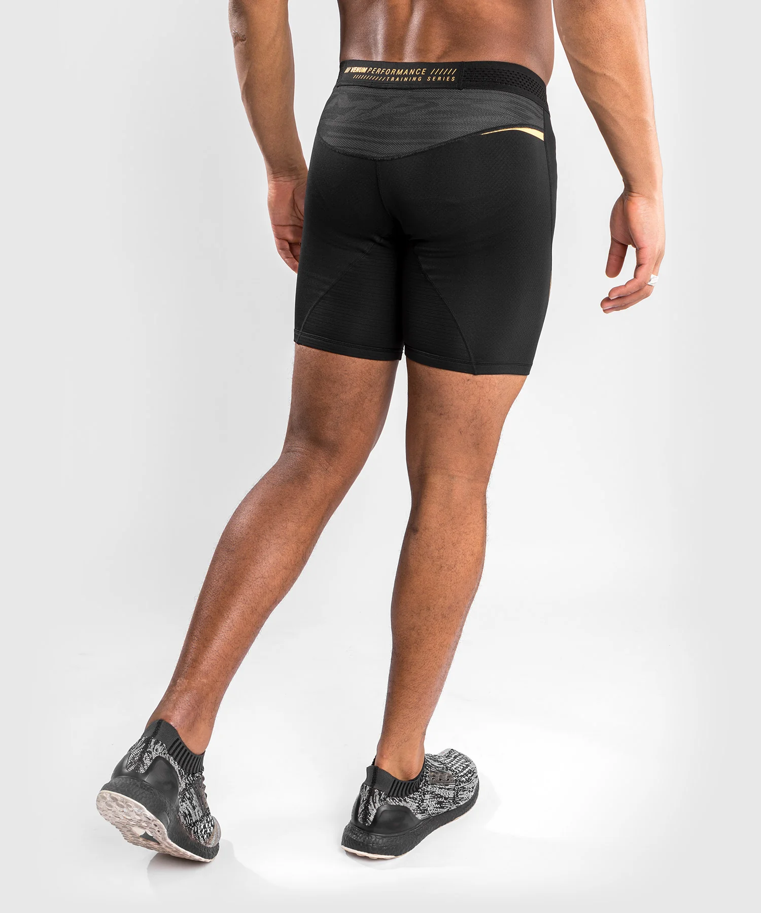 Pantalones cortos Venum Tempest 2.0 Vale Tudo - Negro/Dorado - Image 4