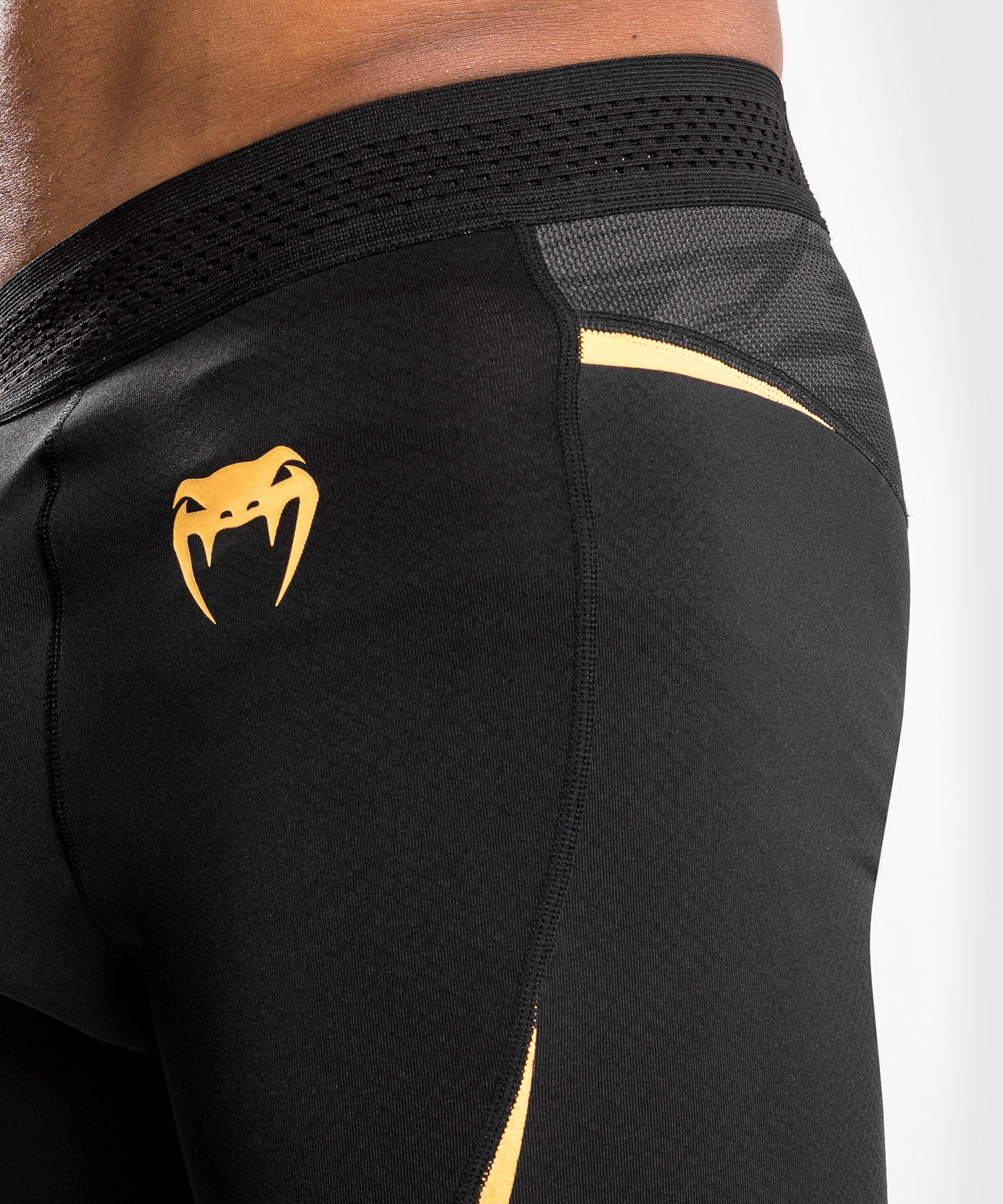 Pantalones cortos Venum Tempest 2.0 Vale Tudo - Negro/Dorado - Image 5