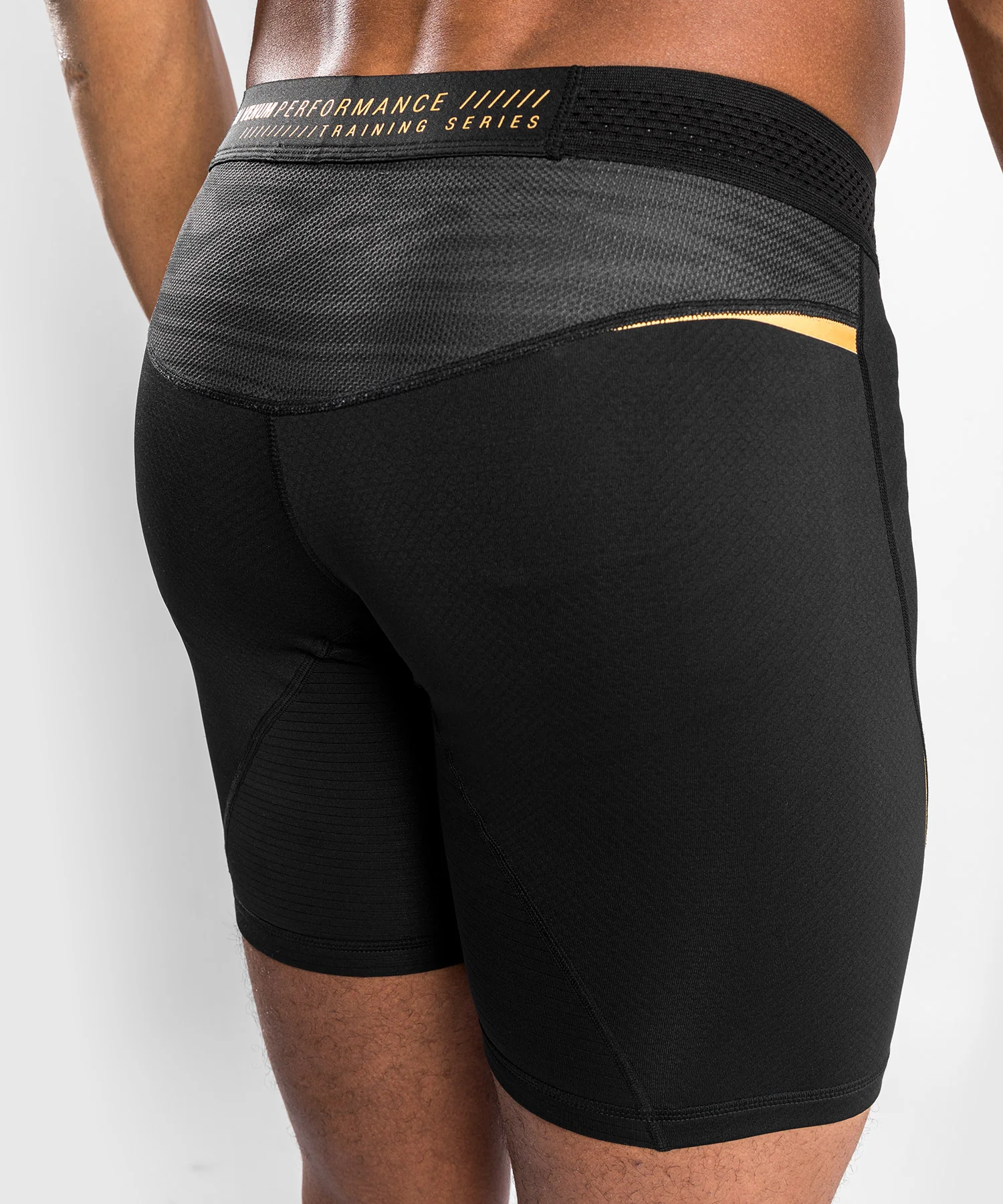 Pantalones cortos Venum Tempest 2.0 Vale Tudo - Negro/Dorado - Image 6