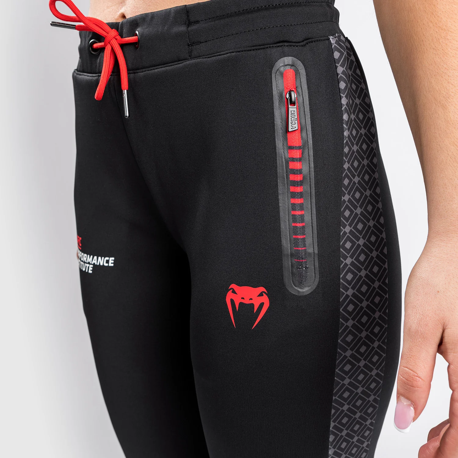 Pantalones de Chándal Venum UFC Performance Institute - Para mujer - Negro/Rojo - Image 10