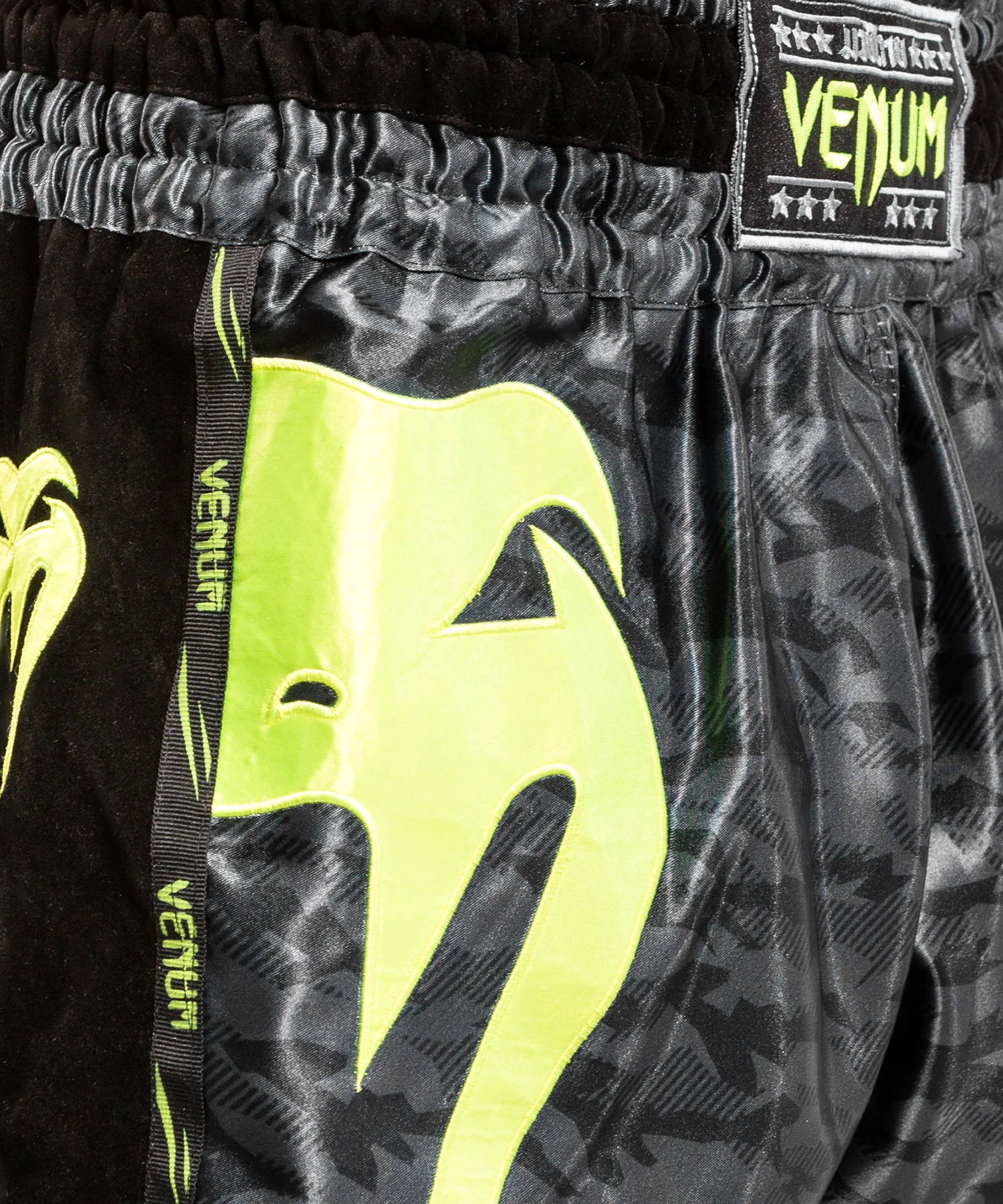 Pantalones de Muay Thai Venum Giant Camo - Negro/Amarillo - Image 3