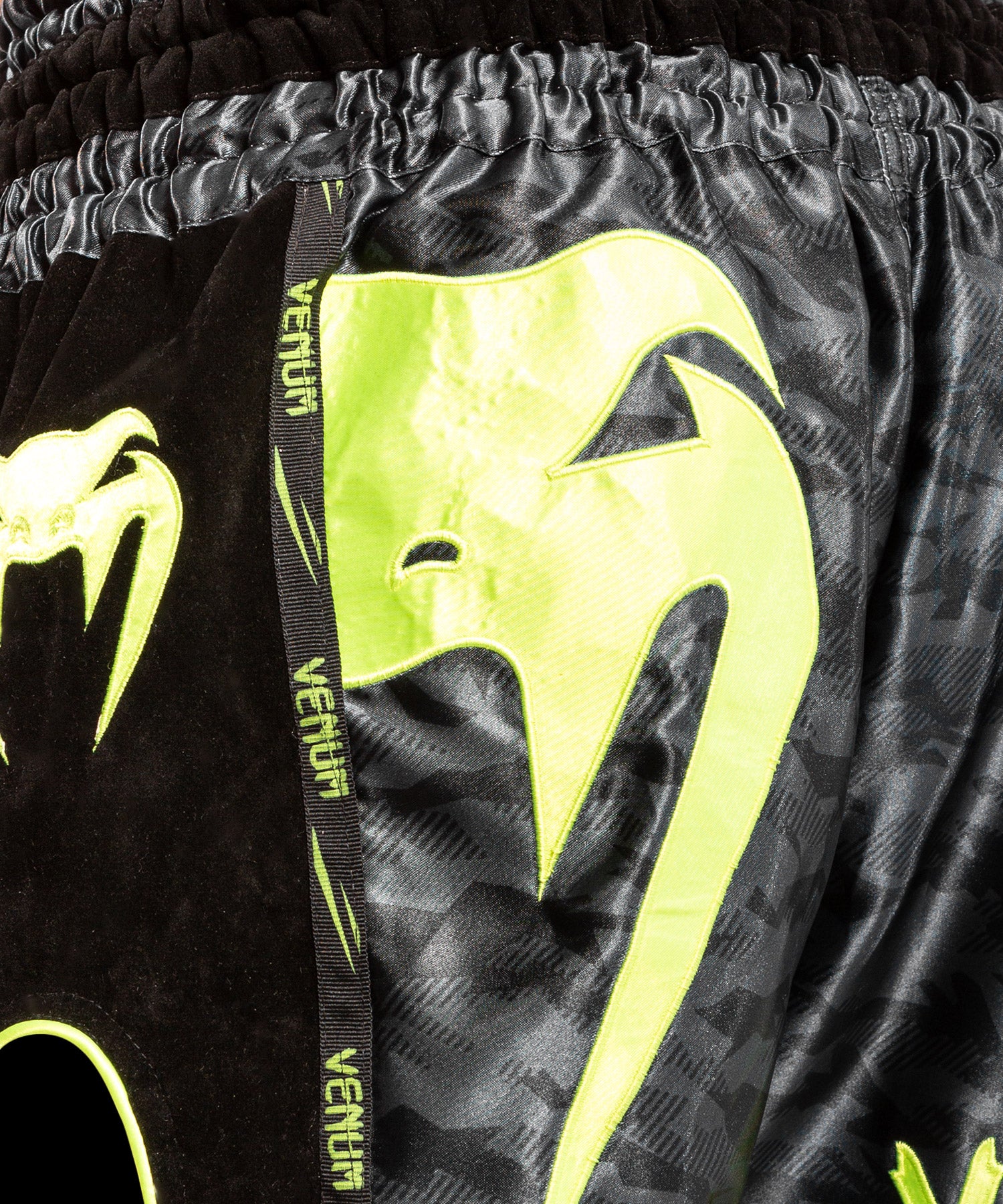 Pantalones de Muay Thai Venum Giant Camo - Negro/Amarillo - Image 4
