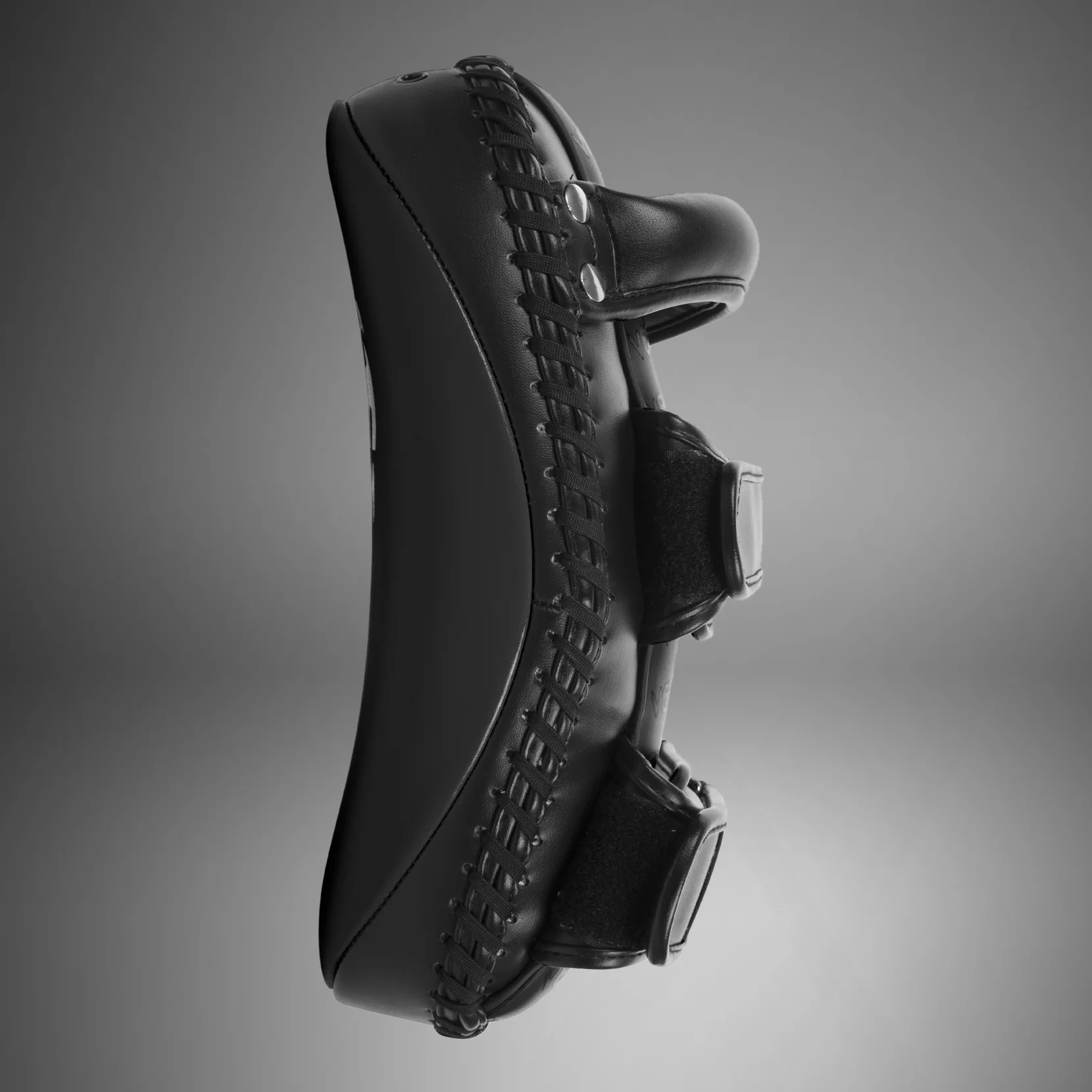 Venum Light Kick Pads (Par) – Negro/Negro - Image 2