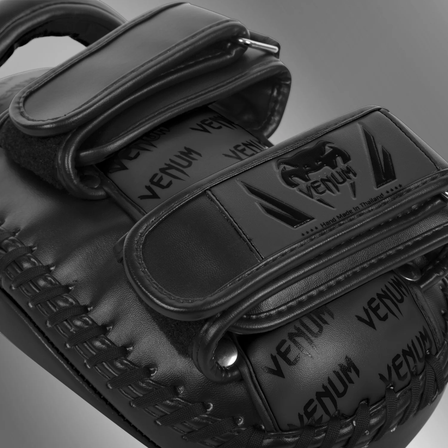 Venum Light Kick Pads (Par) – Negro/Negro - Image 3