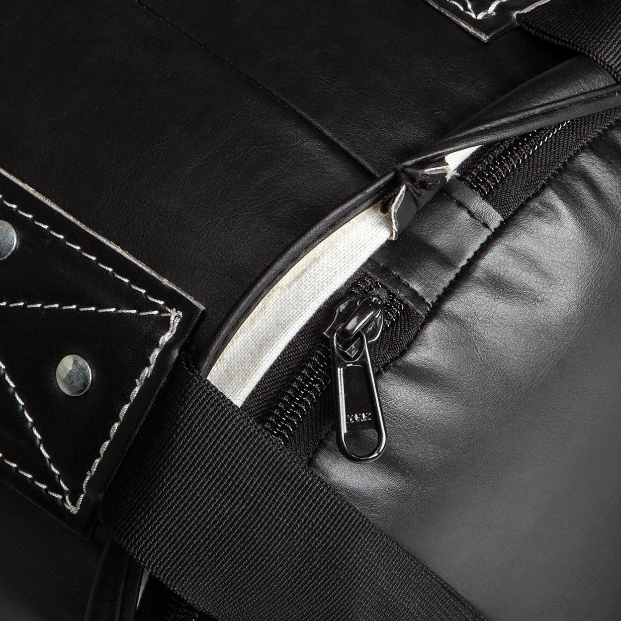 Saco de Boxeo Venum Challenger (gancho incluido) - Negro/Blanco - 130 cm - Lleno - Image 6