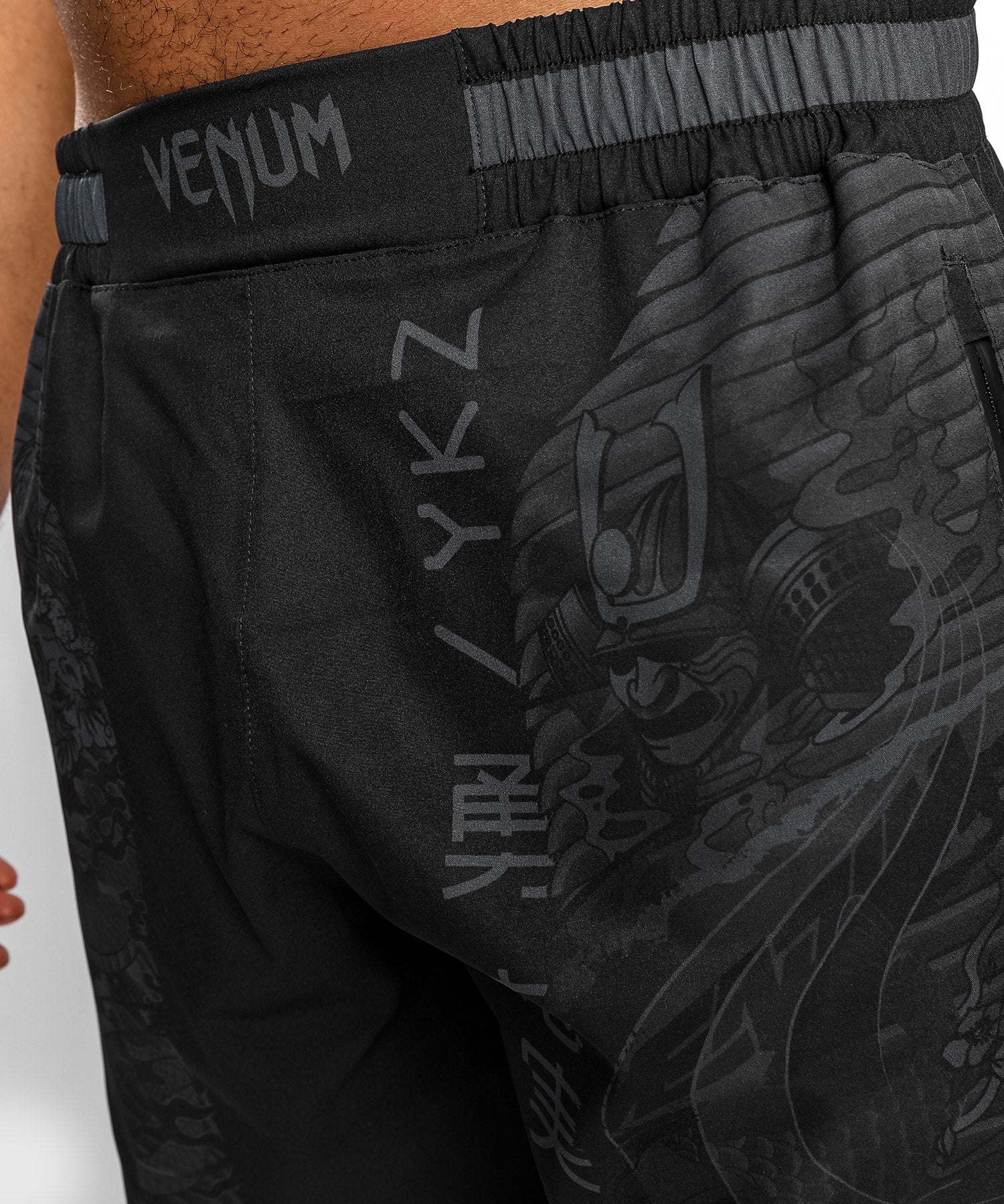 Short deportivo Venum YKZ21 - Negro/Negro - Image 6