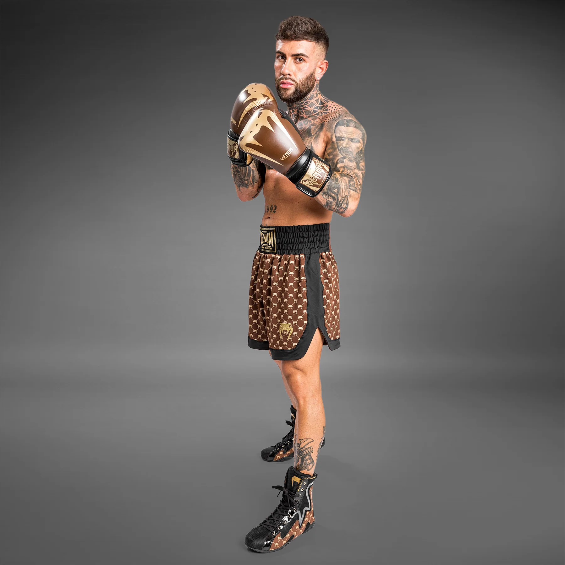 Shorts de Boxeo Venum Monogram - Negro/Marrón - Image 3