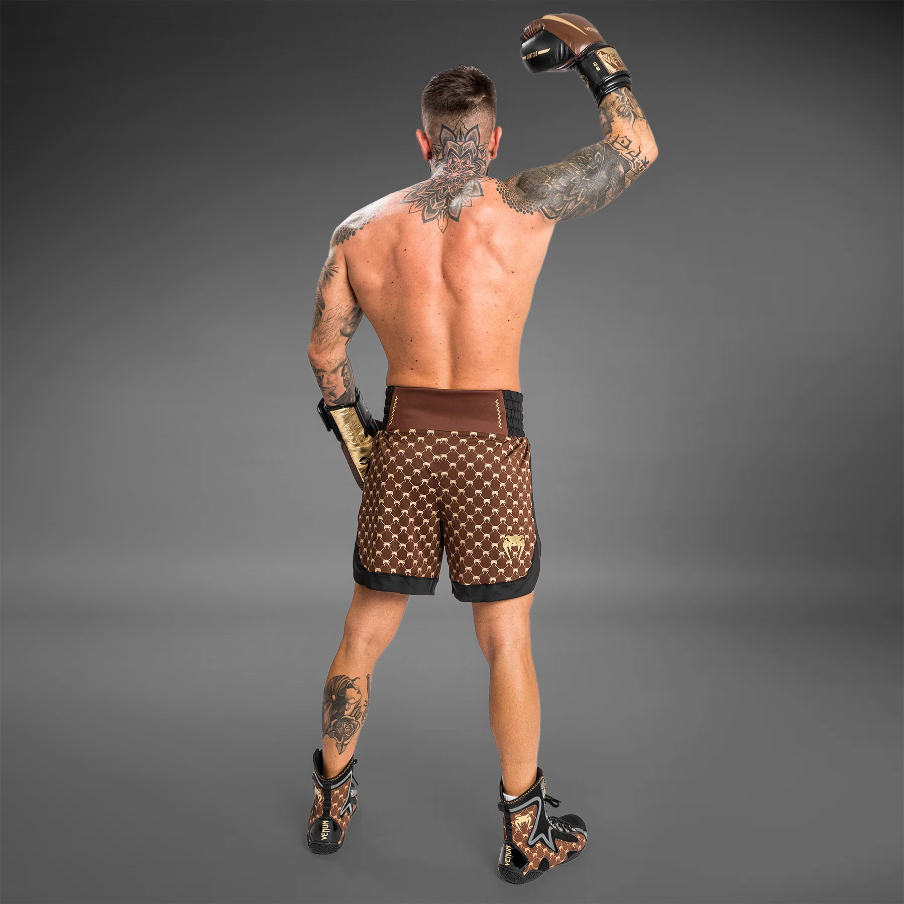 Shorts de Boxeo Venum Monogram - Negro/Marrón - Image 5