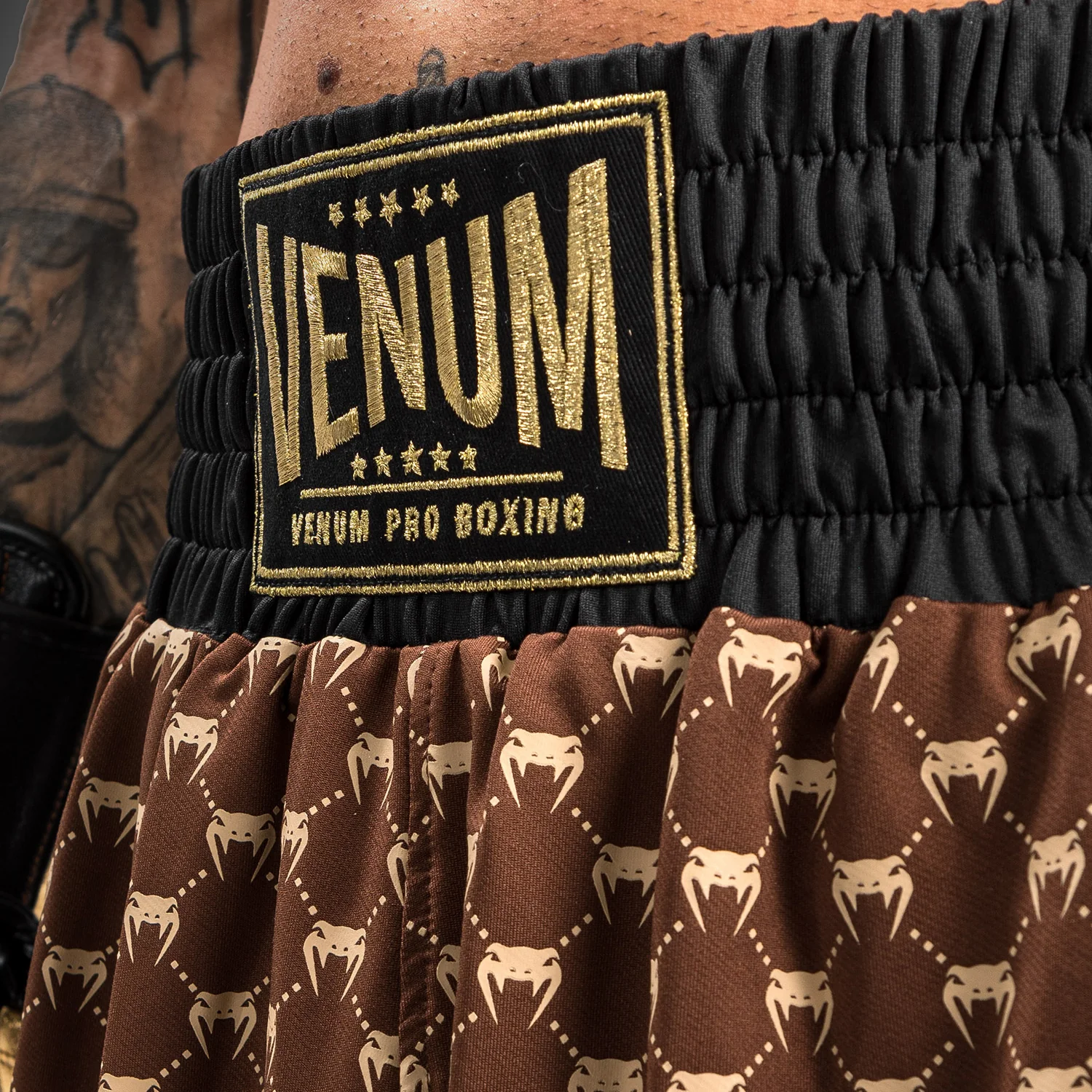 Shorts de Boxeo Venum Monogram - Negro/Marrón - Image 6