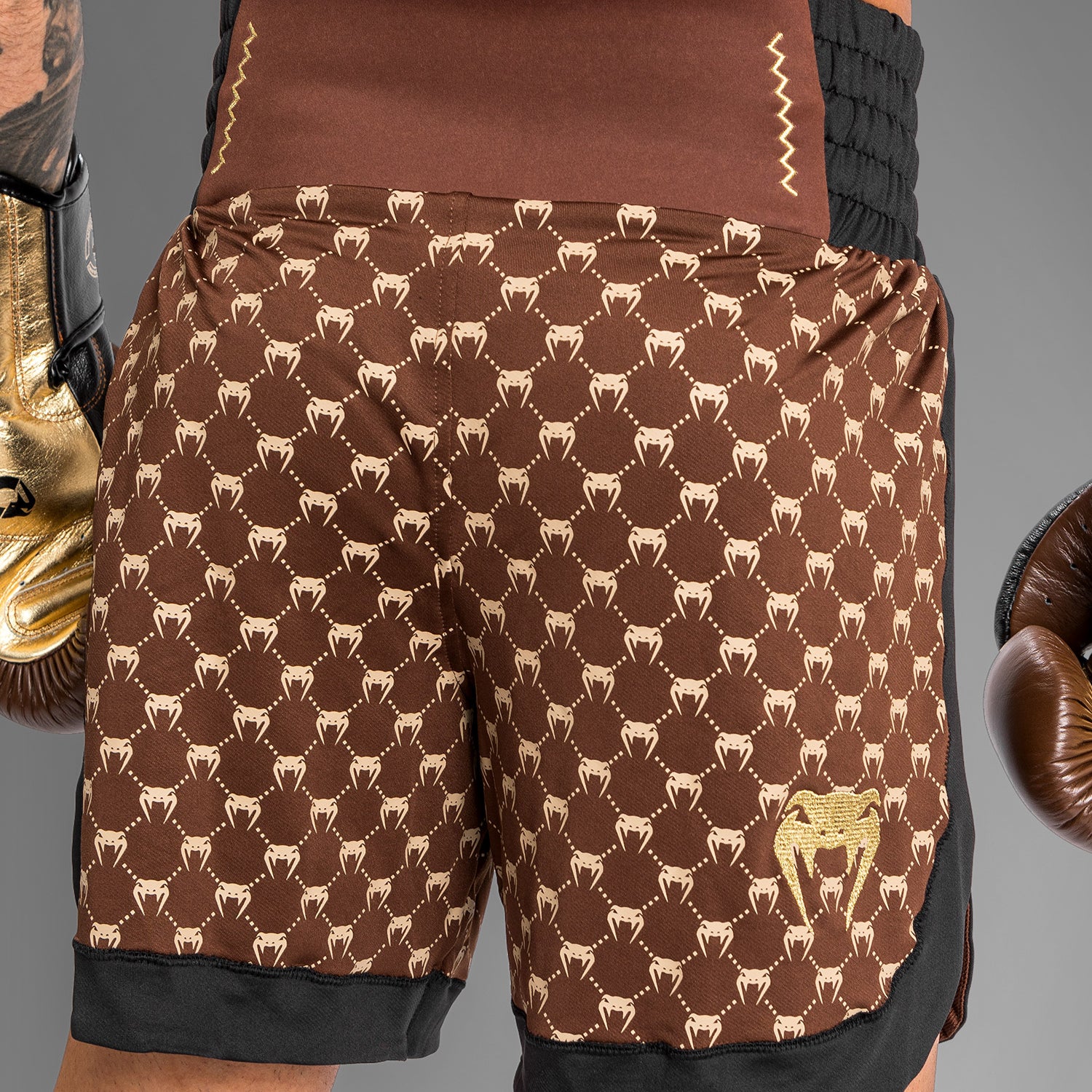 Shorts de Boxeo Venum Monogram - Negro/Marrón - Image 8