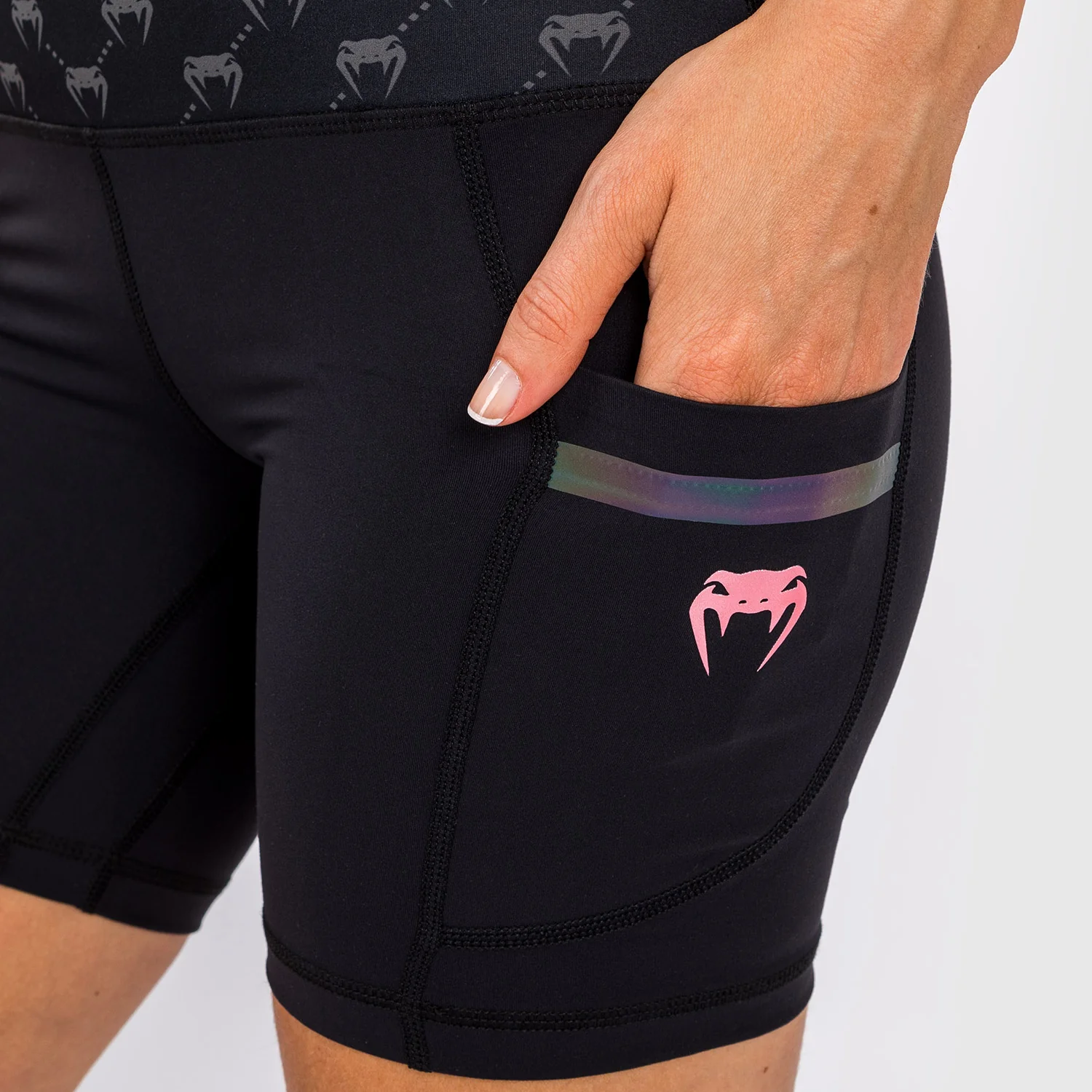 Shorts de Ciclismo Venum Monogram para Mujer – Negro/Oro Rosa - Image 6