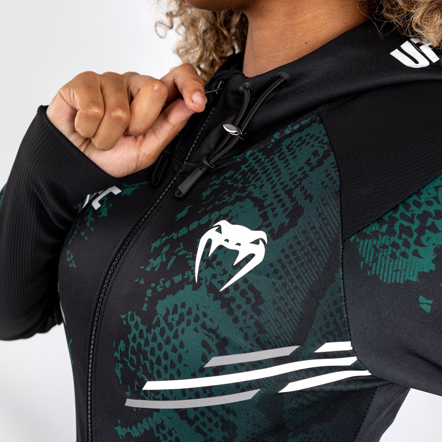 UFC Adrenaline by Venum Personalized Authentic Fight NighSudadera con capucha Walkout para mujer - Emerald Edition - Verde/Negro - Image 7