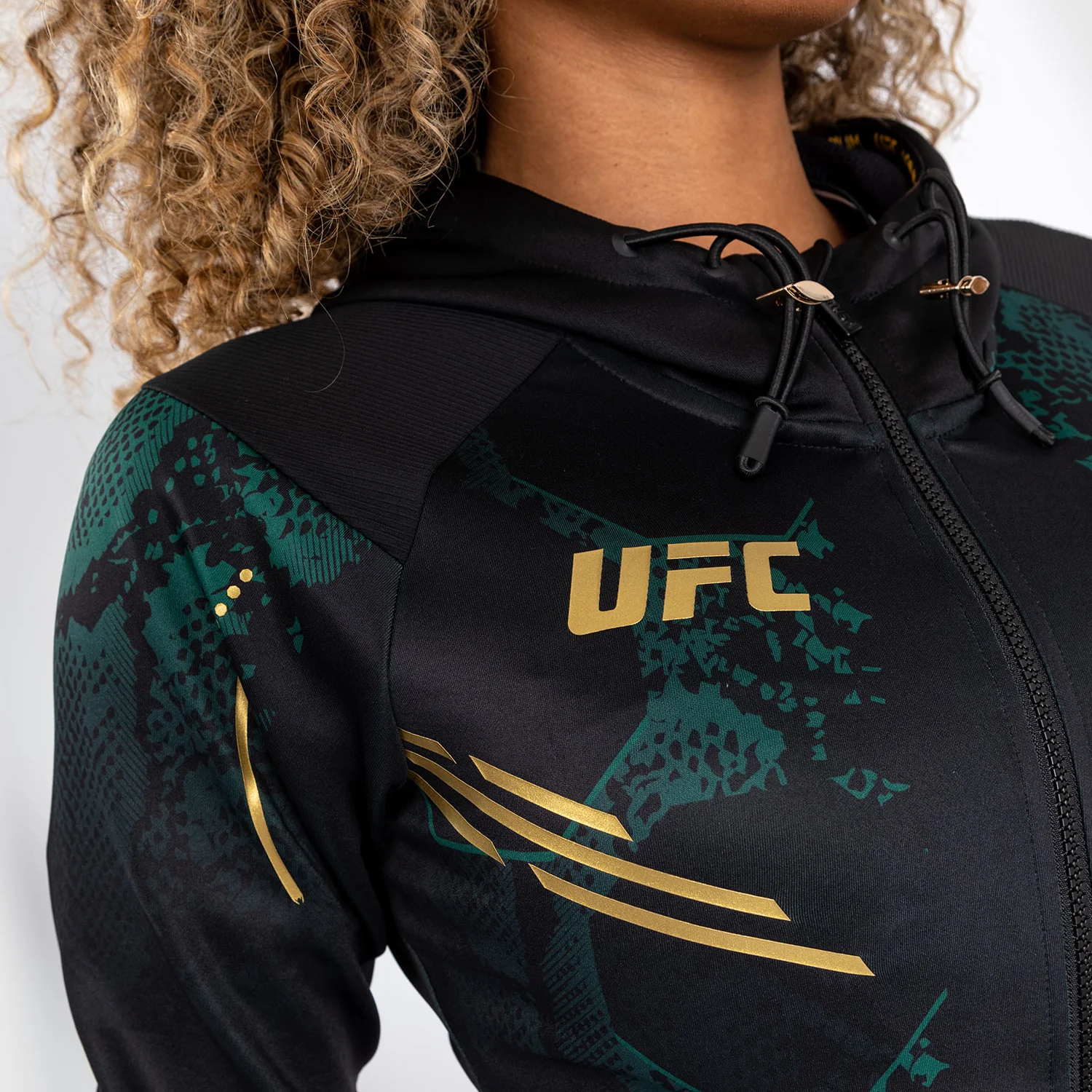 UFC Adrenaline by Venum Personalized Authentic Fight Night Sudadera con capucha Walkout para mujer - Emerald Edition - Verde/Negro/Dorado - Image 6