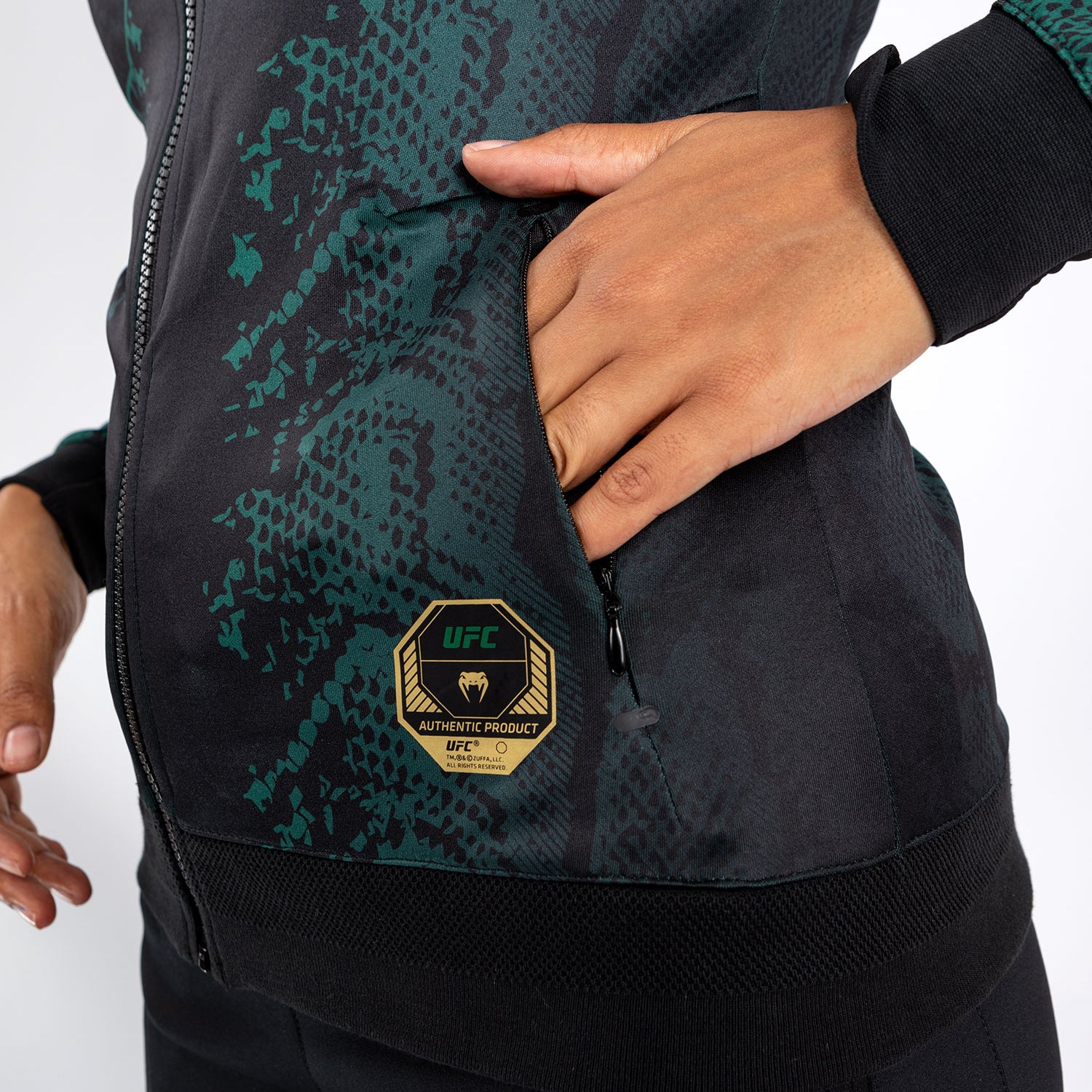 UFC Adrenaline by Venum Personalized Authentic Fight Night Sudadera con capucha Walkout para mujer - Emerald Edition - Verde/Negro/Dorado - Image 8