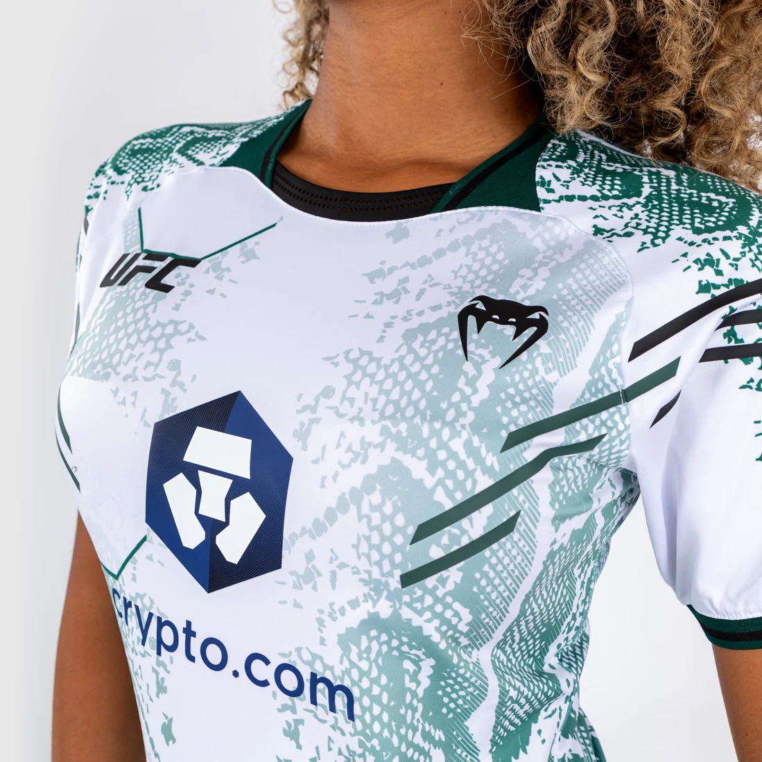 UFC Adrenaline by Venum Authentic Fight Night Mujer Walkout Jersey - Emerald Edition - Blanco/Verde - Image 5