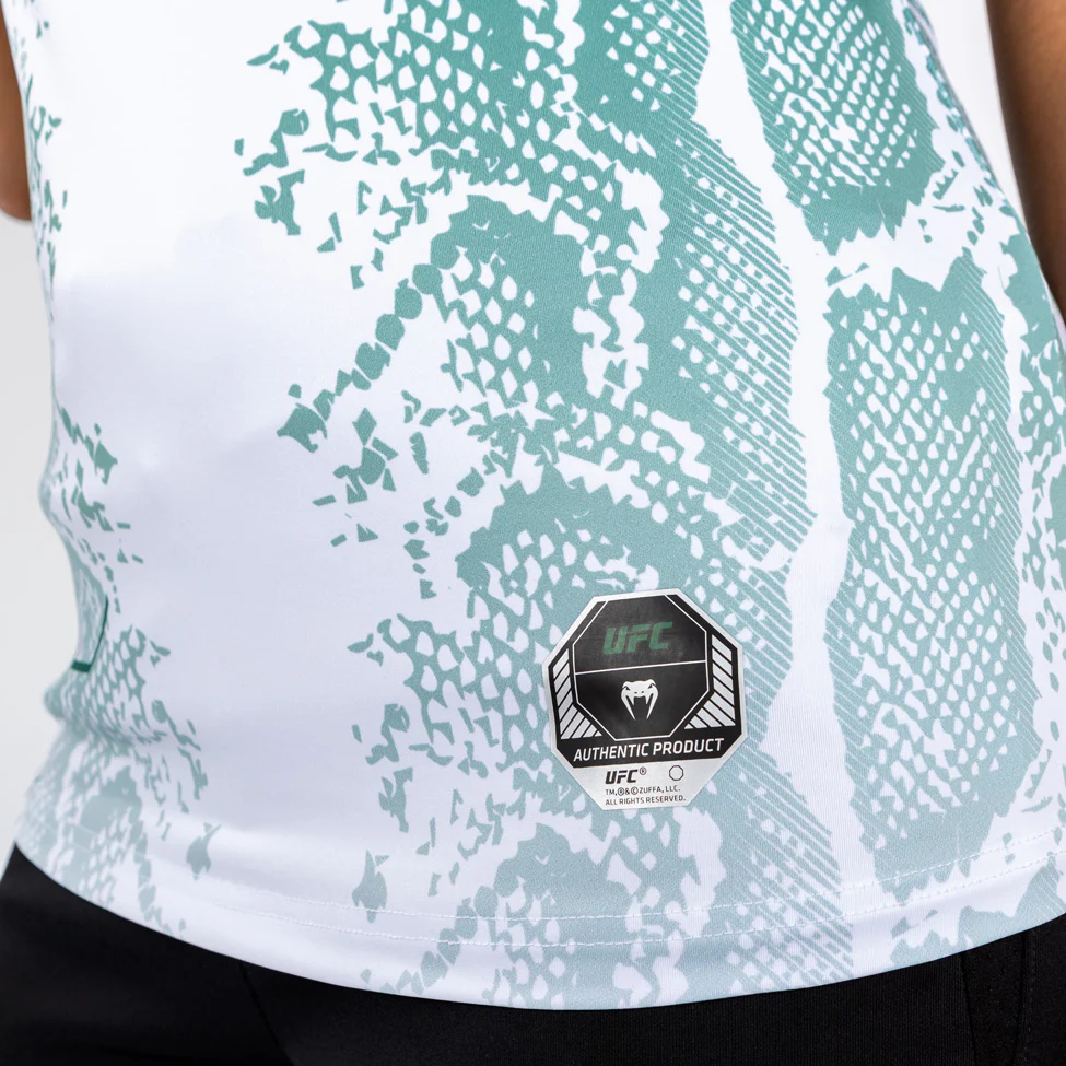 UFC Adrenaline by Venum Authentic Fight Night Mujer Walkout Jersey - Emerald Edition - Blanco/Verde - Image 6