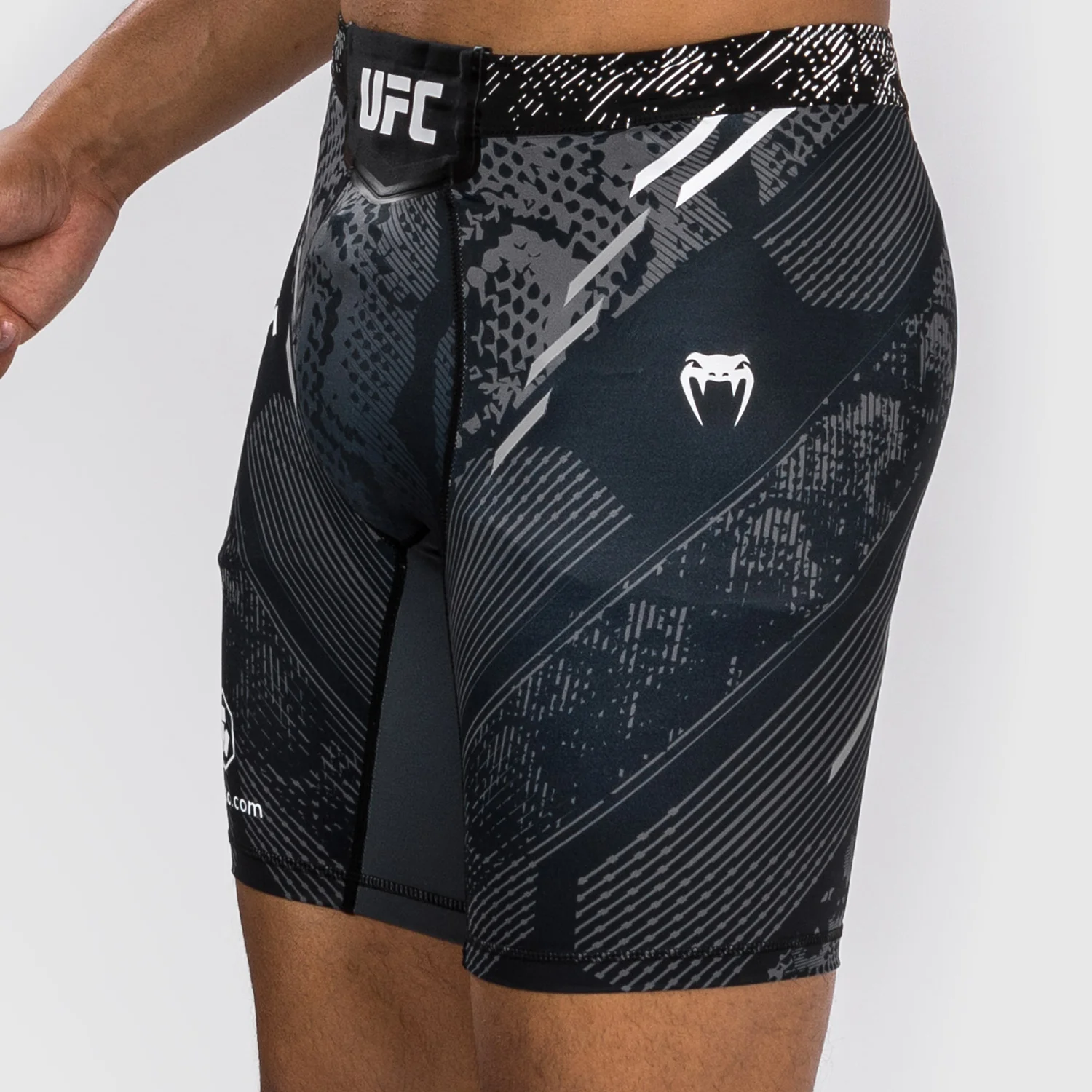 UFC Adrenaline by Venum Authentic Fight Night Pantalón Corto Vale Tudo para Hombre - Negro - Image 7
