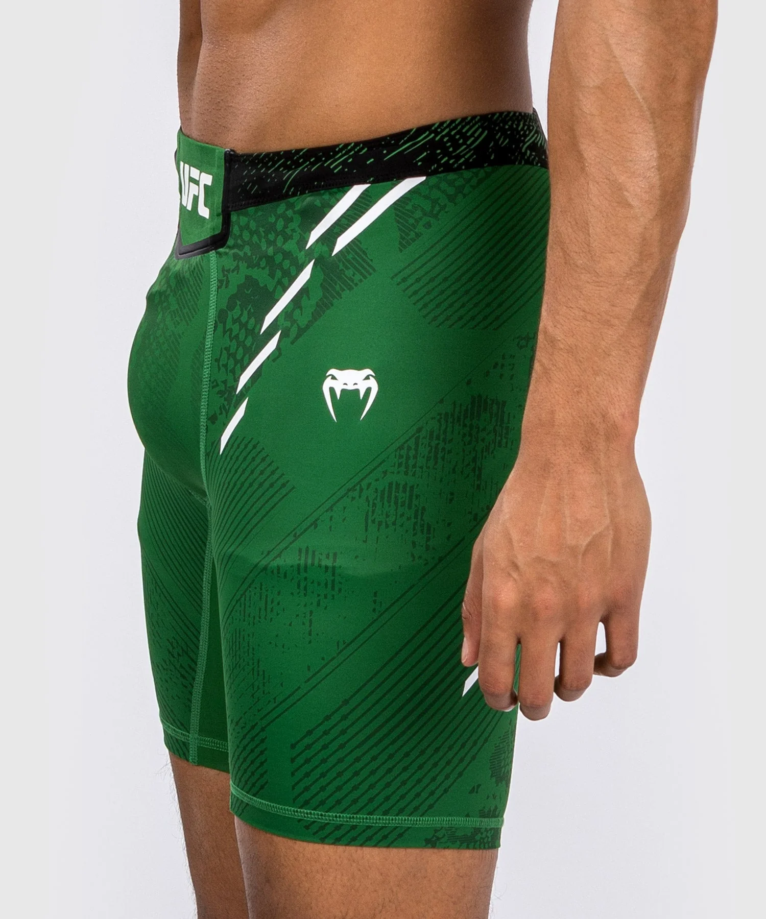 UFC Adrenaline by Venum Authentic Fight Night Pantalón Corto Vale Tudo para Hombre - Verde - Image 7