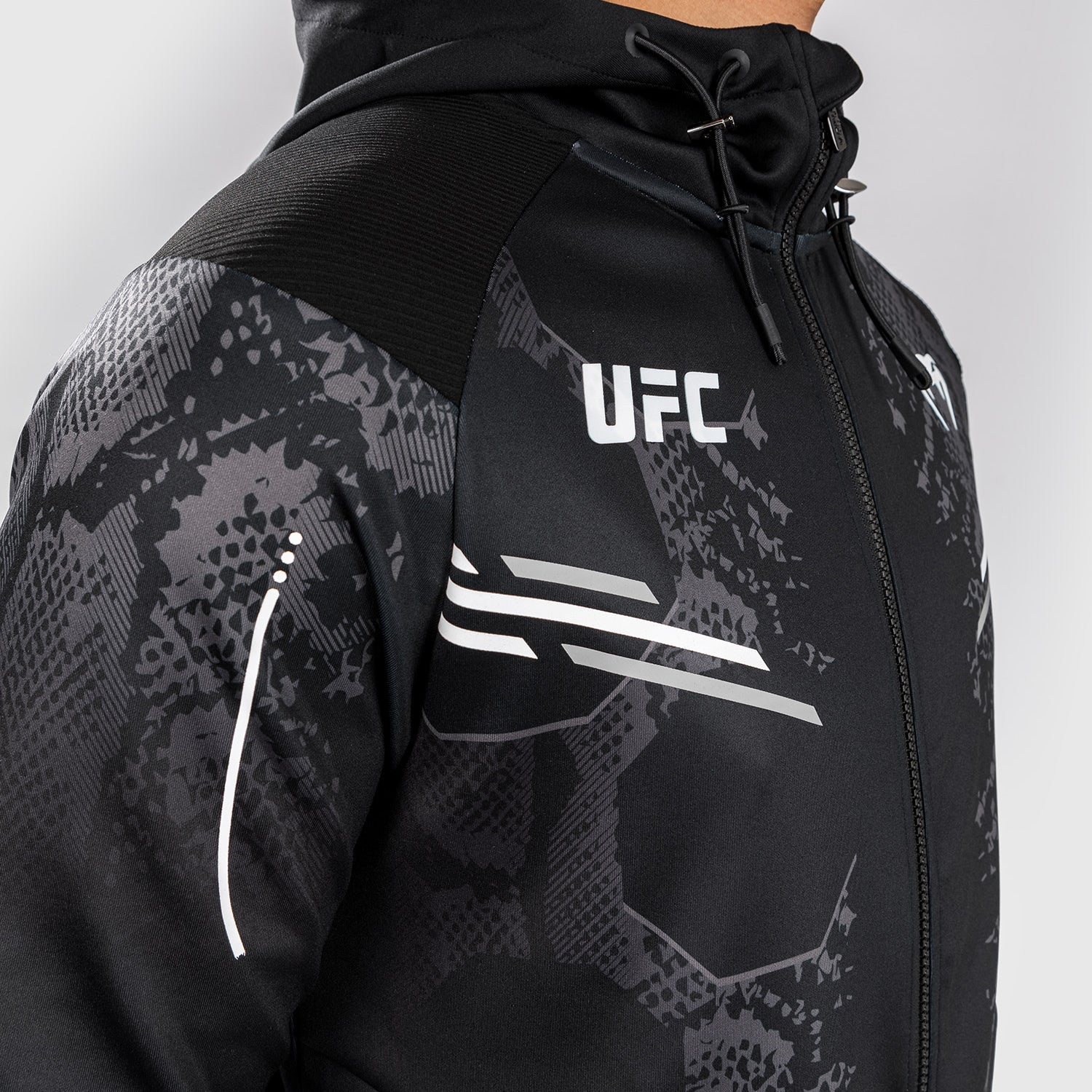 UFC Adrenaline by Venum Authentic Fight Night Sudadera con capucha Walkout para Hombre - Negra - Image 10