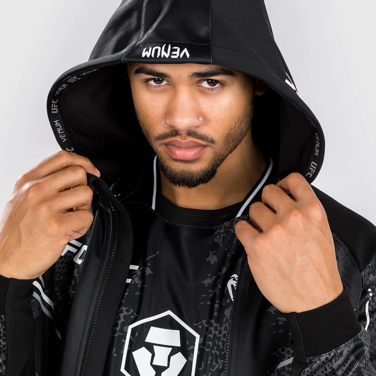 UFC Adrenaline by Venum Authentic Fight Night Sudadera con capucha Walkout para Hombre - Negra - Image 6