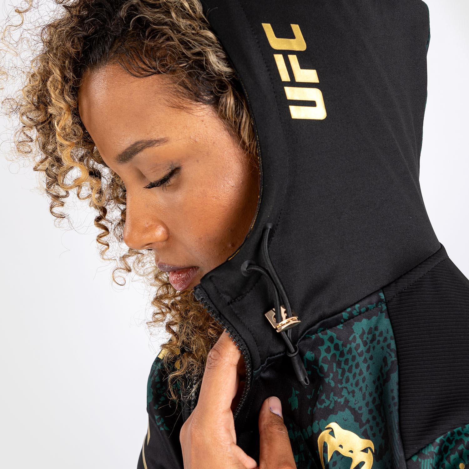 UFC Adrenaline by Venum Authentic Fight Night Sudadera con capucha Walkout para mujer - Emerald Edition - Verde/Negro/Dorado - Image 5