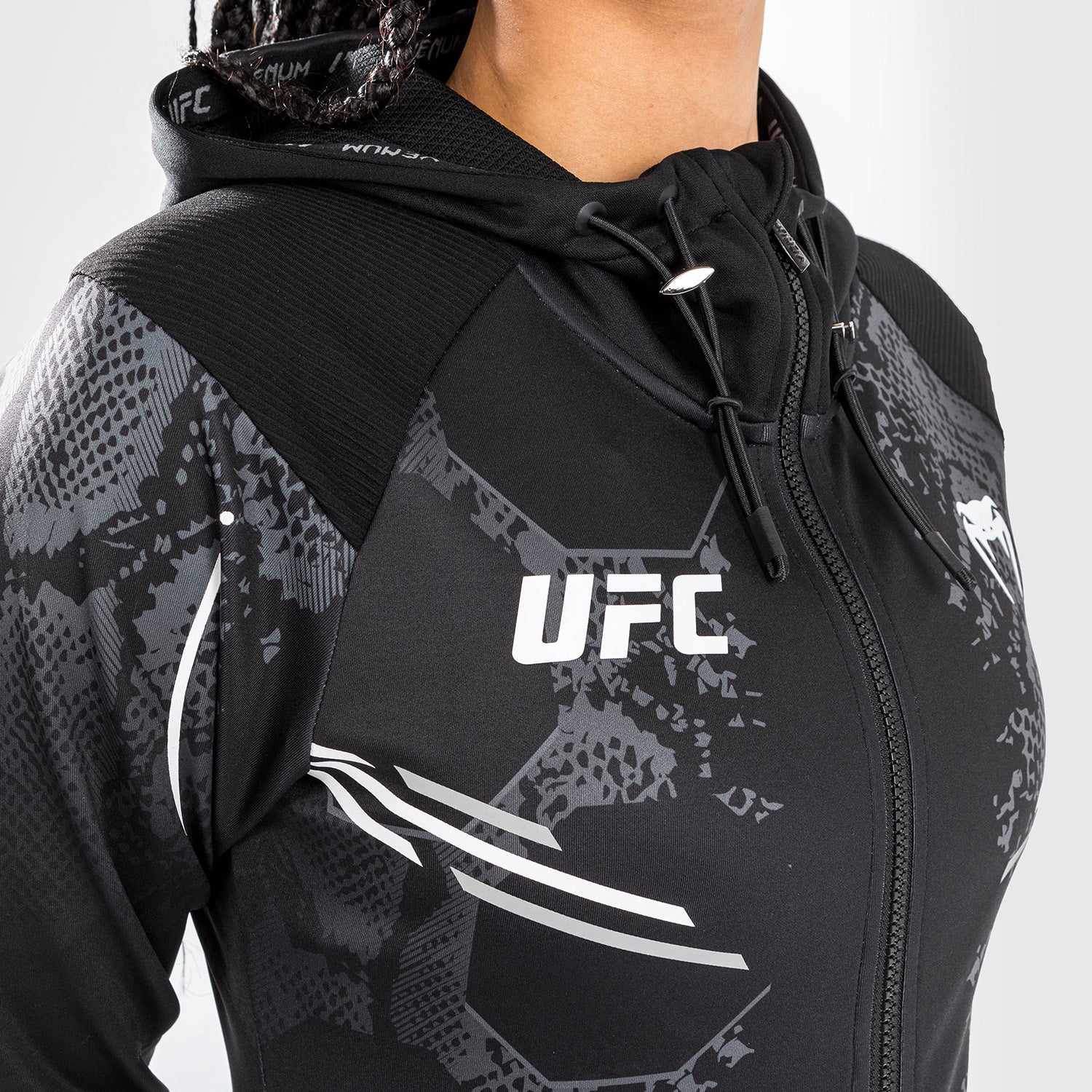 UFC Adrenaline by Venum Authentic Fight Night Sudadera con capucha Walkout para Mujer - Negra - Image 8
