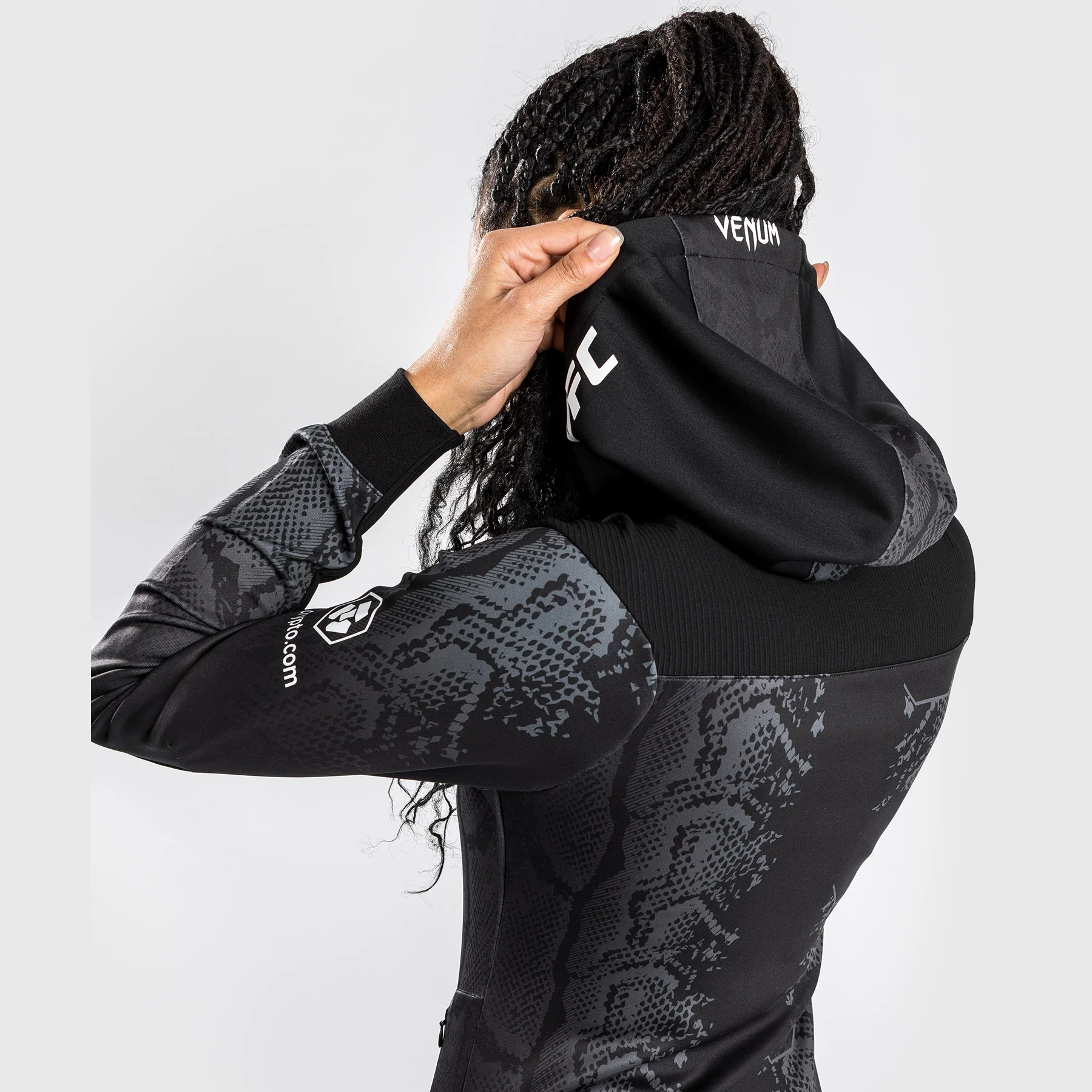 UFC Adrenaline by Venum Authentic Fight Night Sudadera con capucha Walkout para Mujer - Negra - Image 9