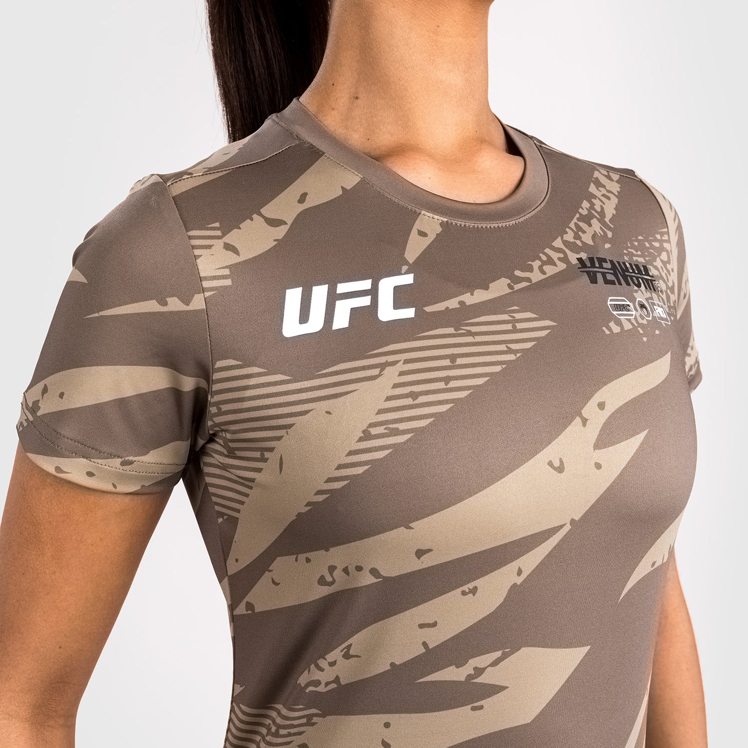 UFC Adrenaline By Venum Fight Week Camiseta de Mujer Dry-Tech - Desert Camo - Image 4