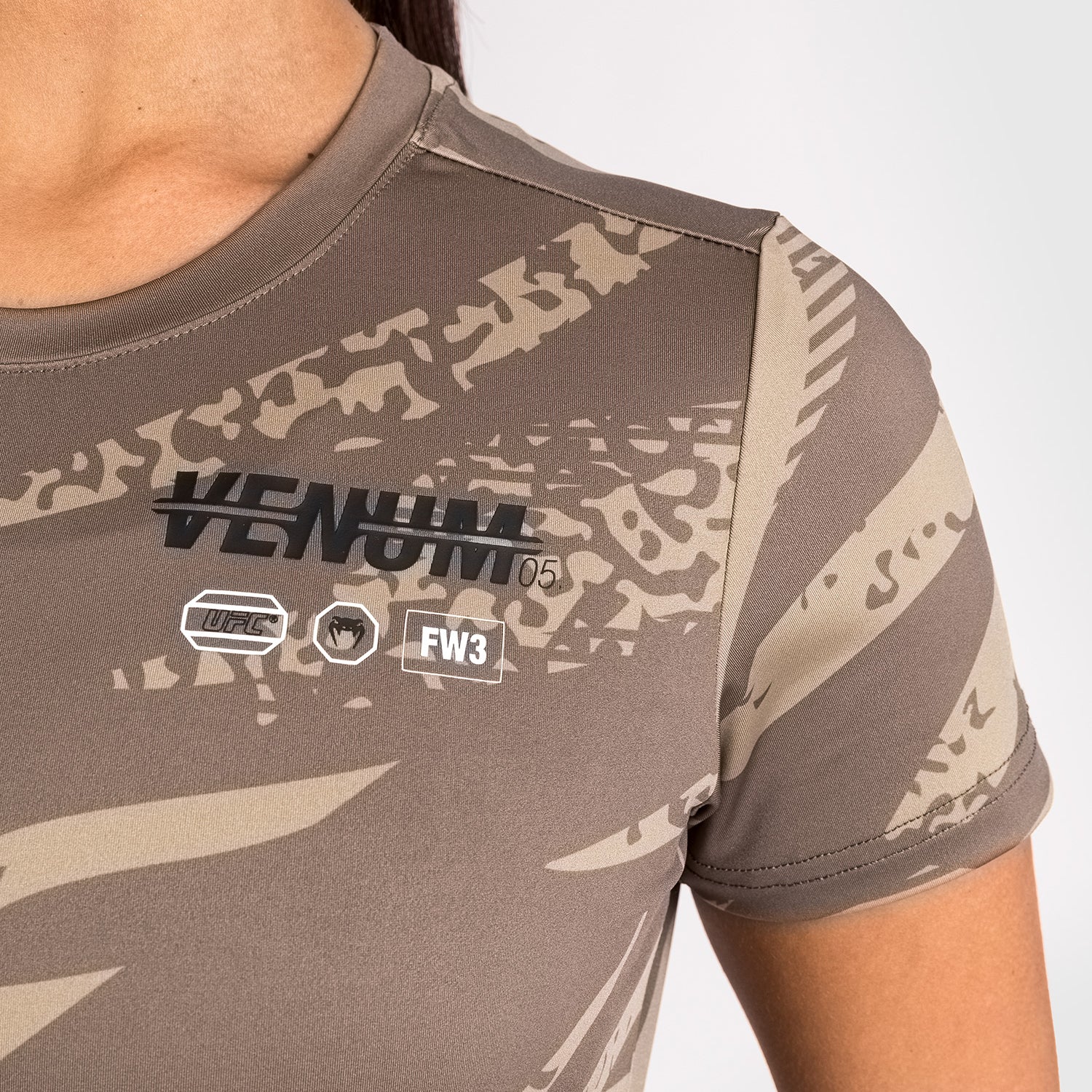 UFC Adrenaline By Venum Fight Week Camiseta de Mujer Dry-Tech - Desert Camo - Image 5